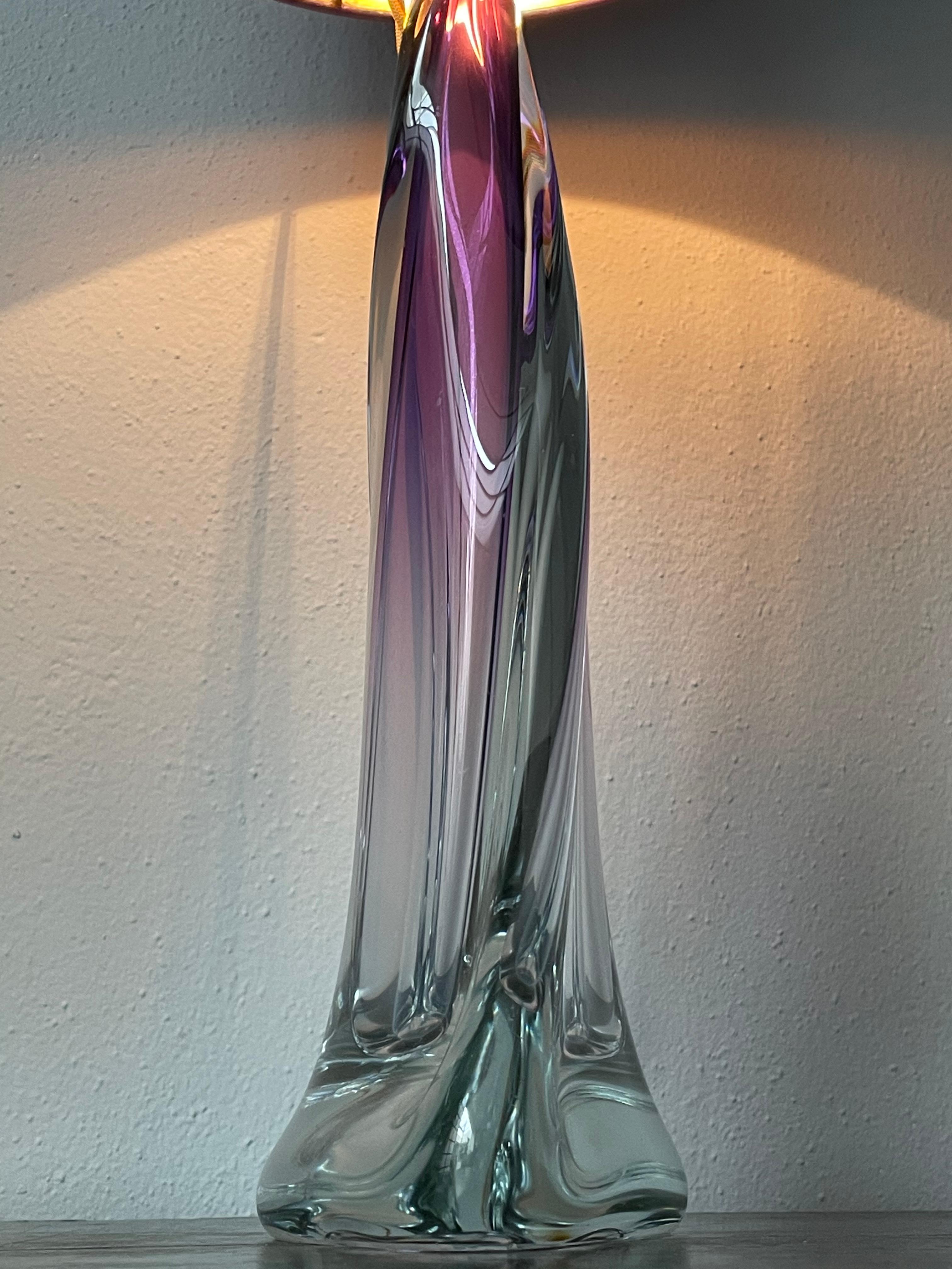 Gran lámpara de mesa de cristal violeta, firmada por Vannes Le Chatel, Francia en Bueno estado para la venta en Munich, DE