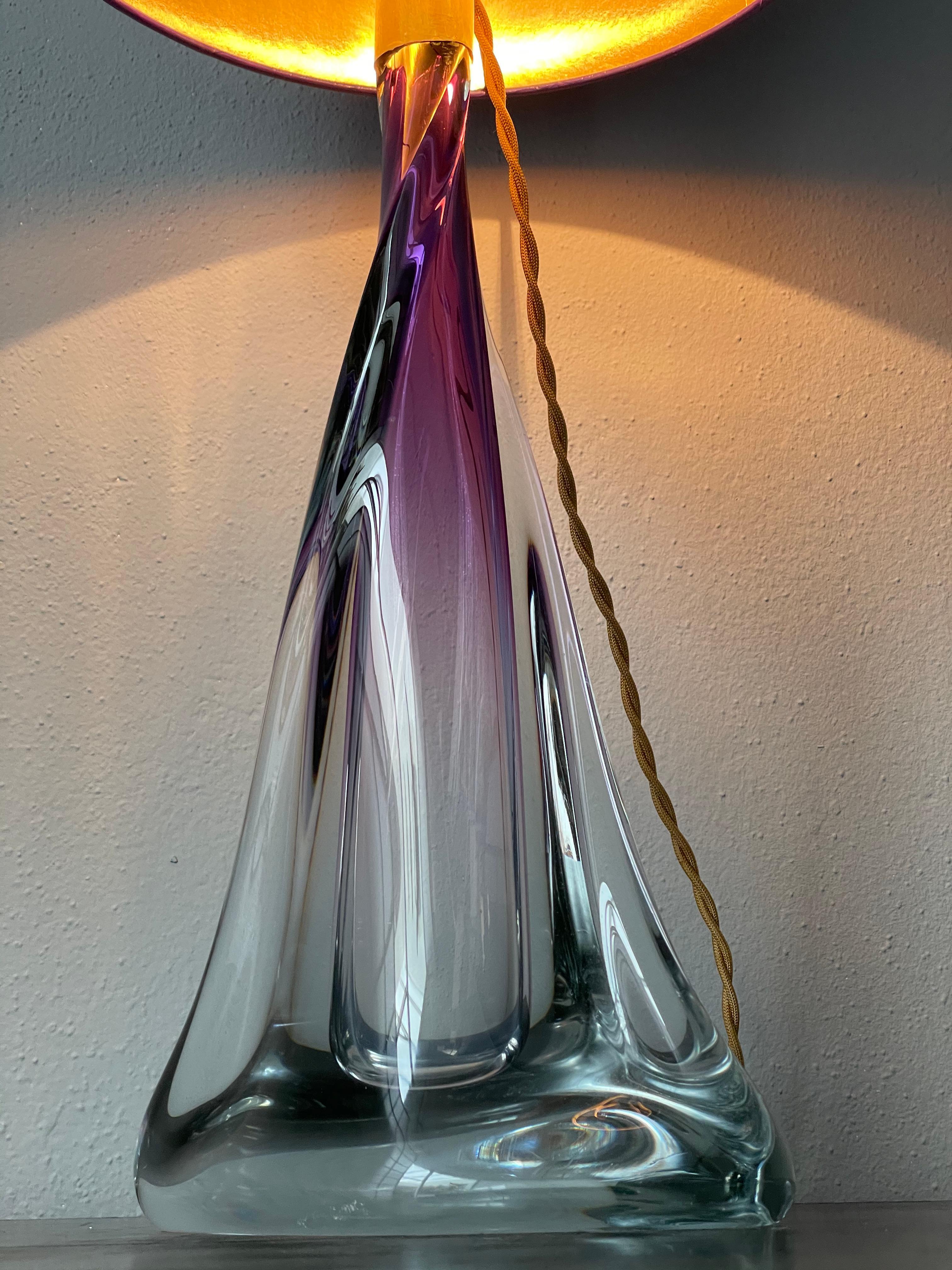 Milieu du XXe siècle Grande lampe de bureau en cristal violet, signée par Vannes Le Chatel, France en vente