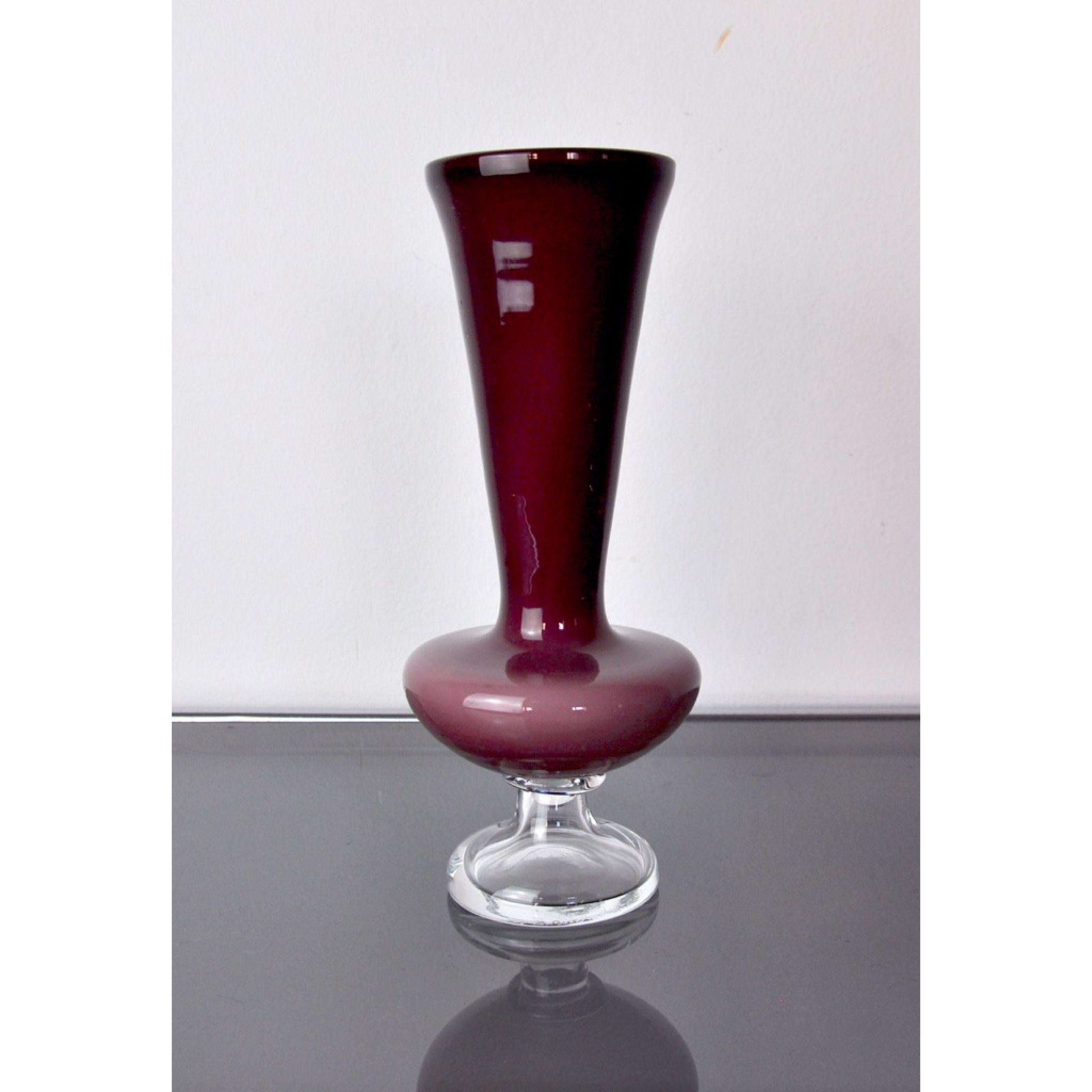 Vase aus lila und transparentem italienischem Kunstglas sommerso mundgeblasen von Hand.

Zuschreibung an Seguso, Murano Italien, 1970er Jahre.

Diese bunte Vase hat ein schönes Design.

Verwenden Sie sie als dekorative Vase und stellen Sie sie