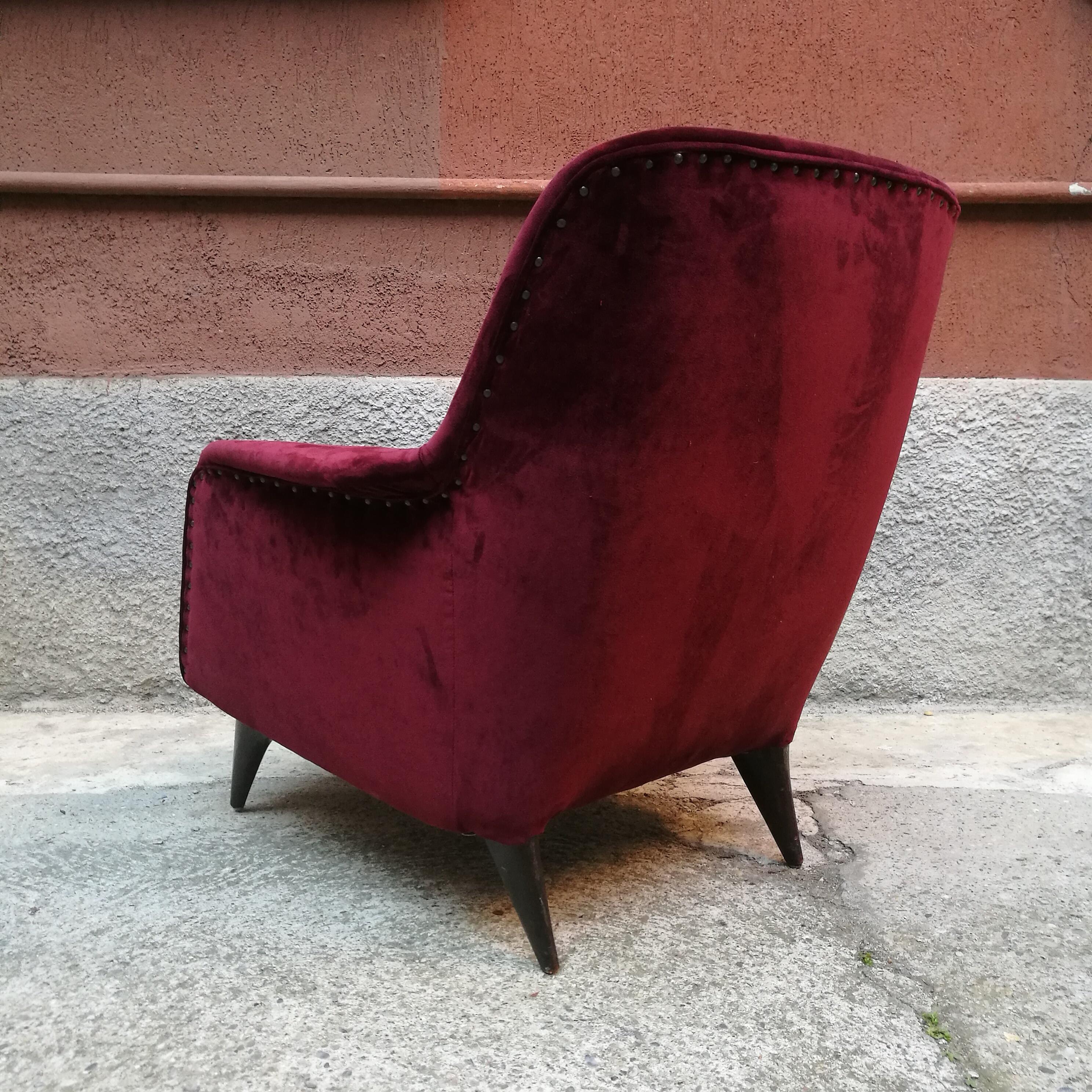 Purple Velvet Armchair, Carlo de Carli for Cassina, Italy 1950
Amazing armchair from Carlo De Carli, Cassina, Italy.
Reupholstered with a fantastic velvet purple. Legs in nut wood
The armchairs are in perfect conditions and conserve the original