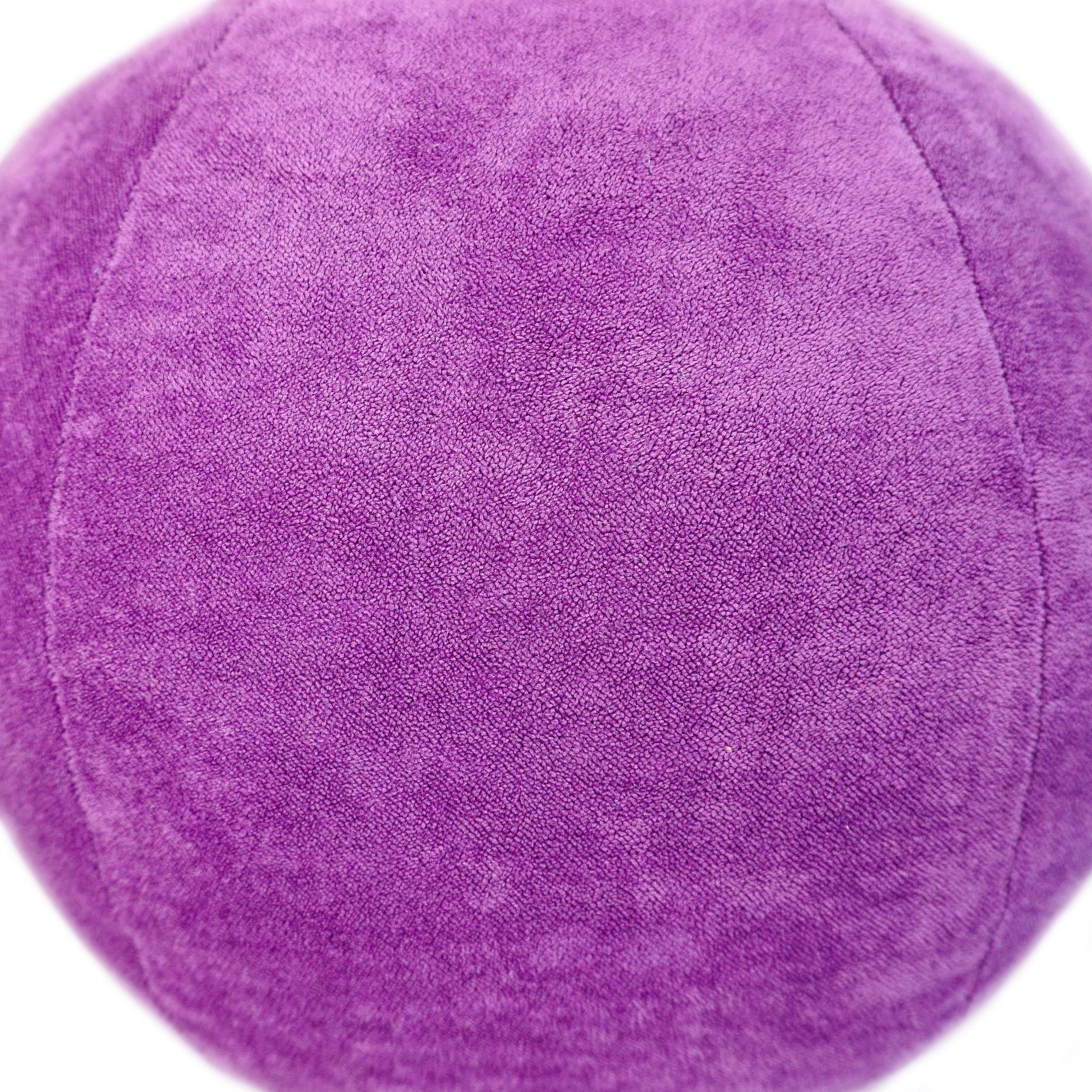 Coussin boule en velours violet en vente 3