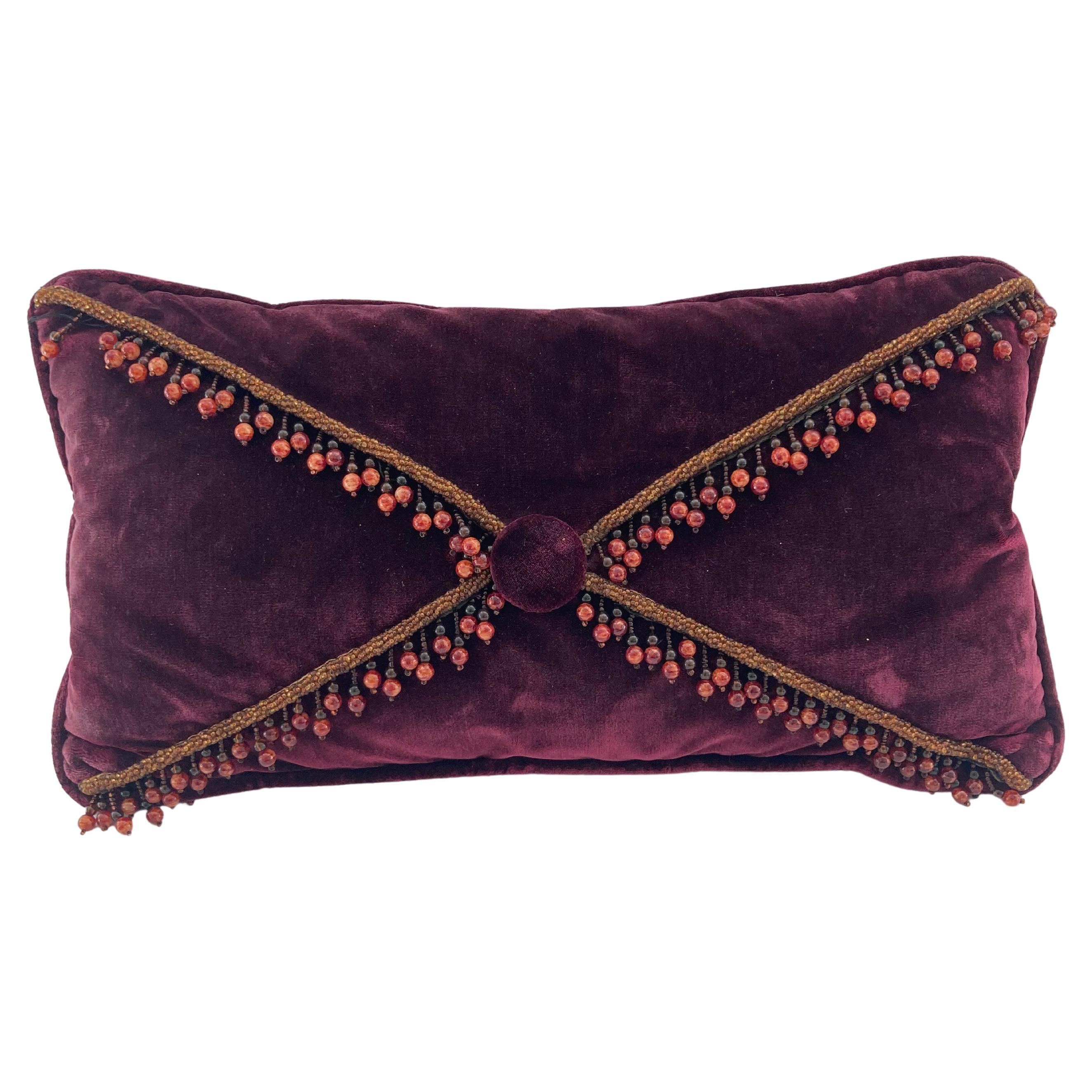 Coussin décoratif en velours violet avec perles de verre en vente
