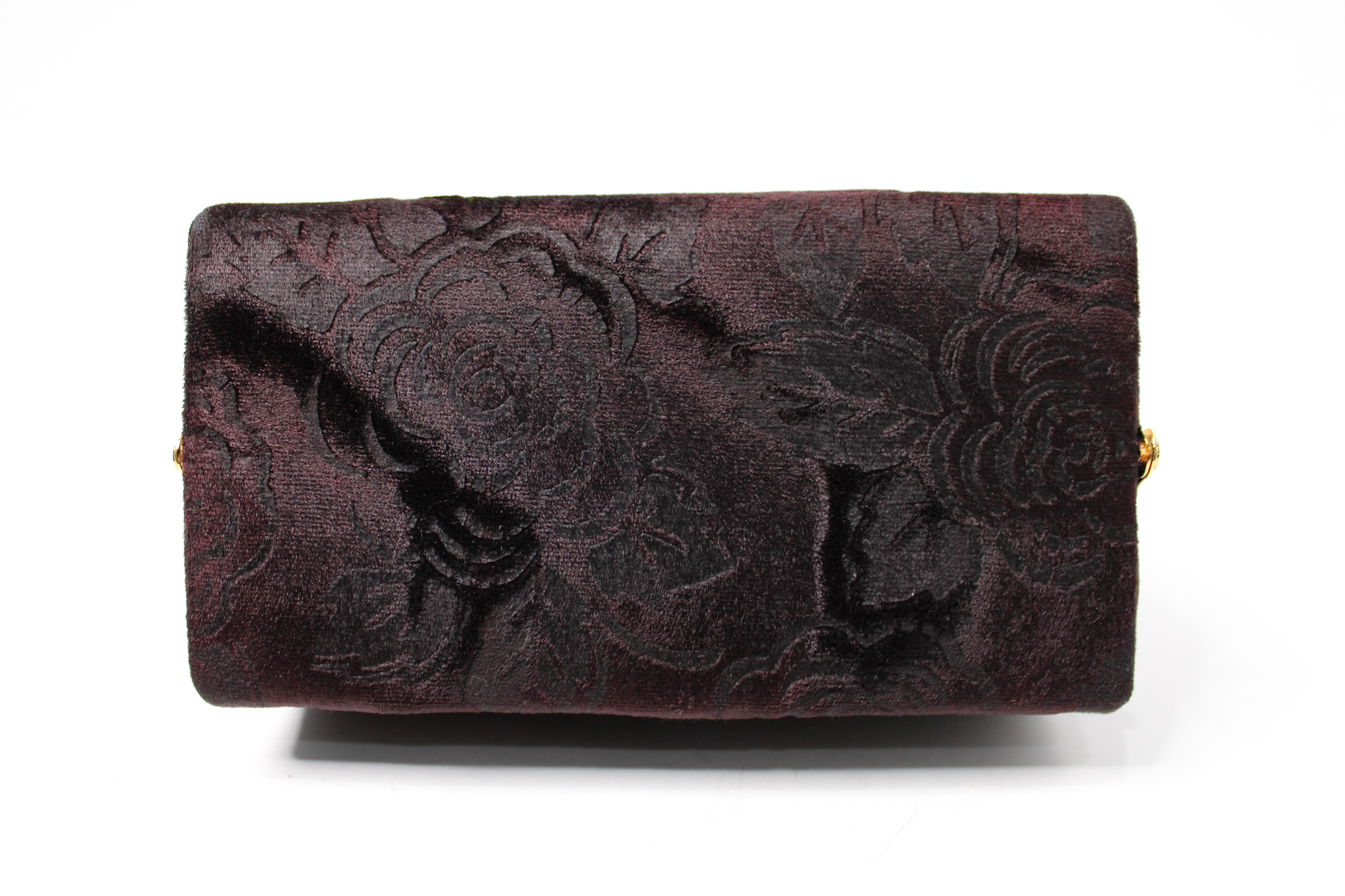 Lila Samt Floral Print Top Handle Abendtasche mit Kette circa 1960s im Angebot 1