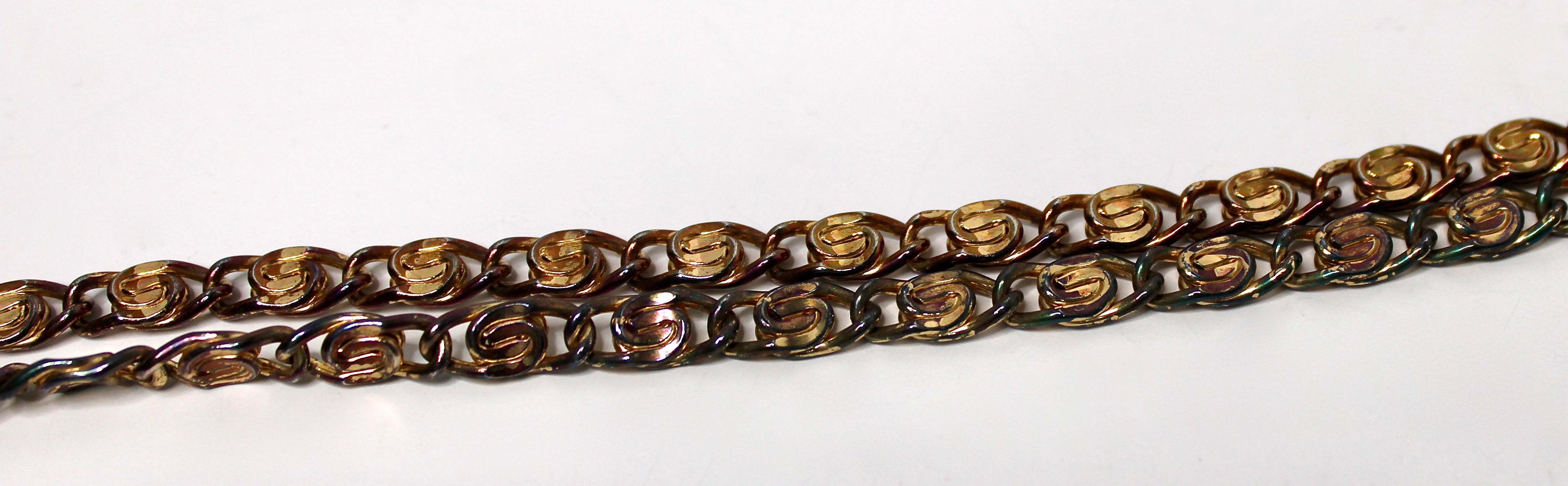 Lila Samt Floral Print Top Handle Abendtasche mit Kette circa 1960s im Angebot 3