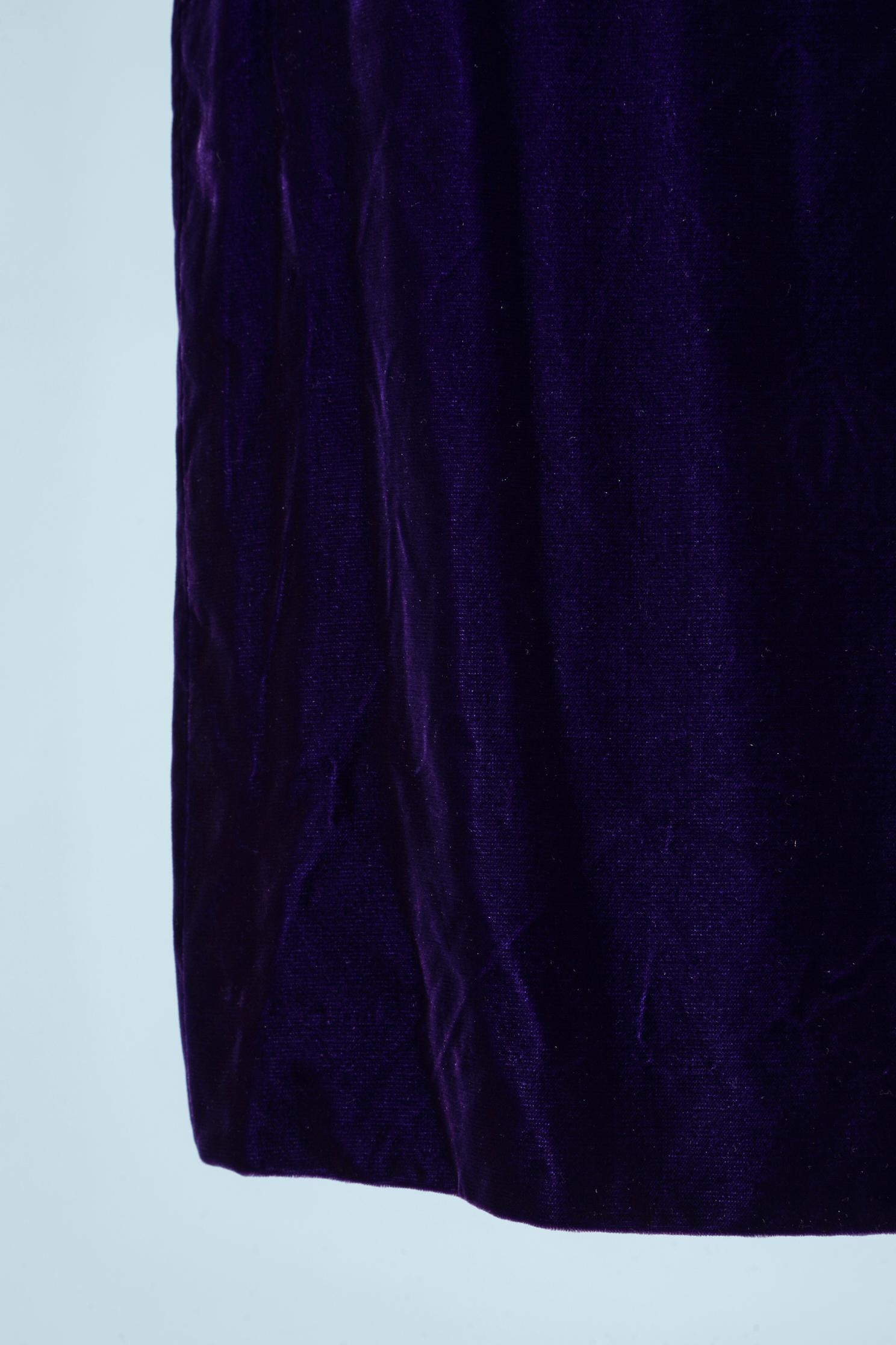 Purple velvet pencil skirt . No fabric composition tag but the lining is probably acetate. 
Zip and hook&eye closure on the left side. Gros-grain inside the waist. 
SIZE 12 (Us) but fit M 