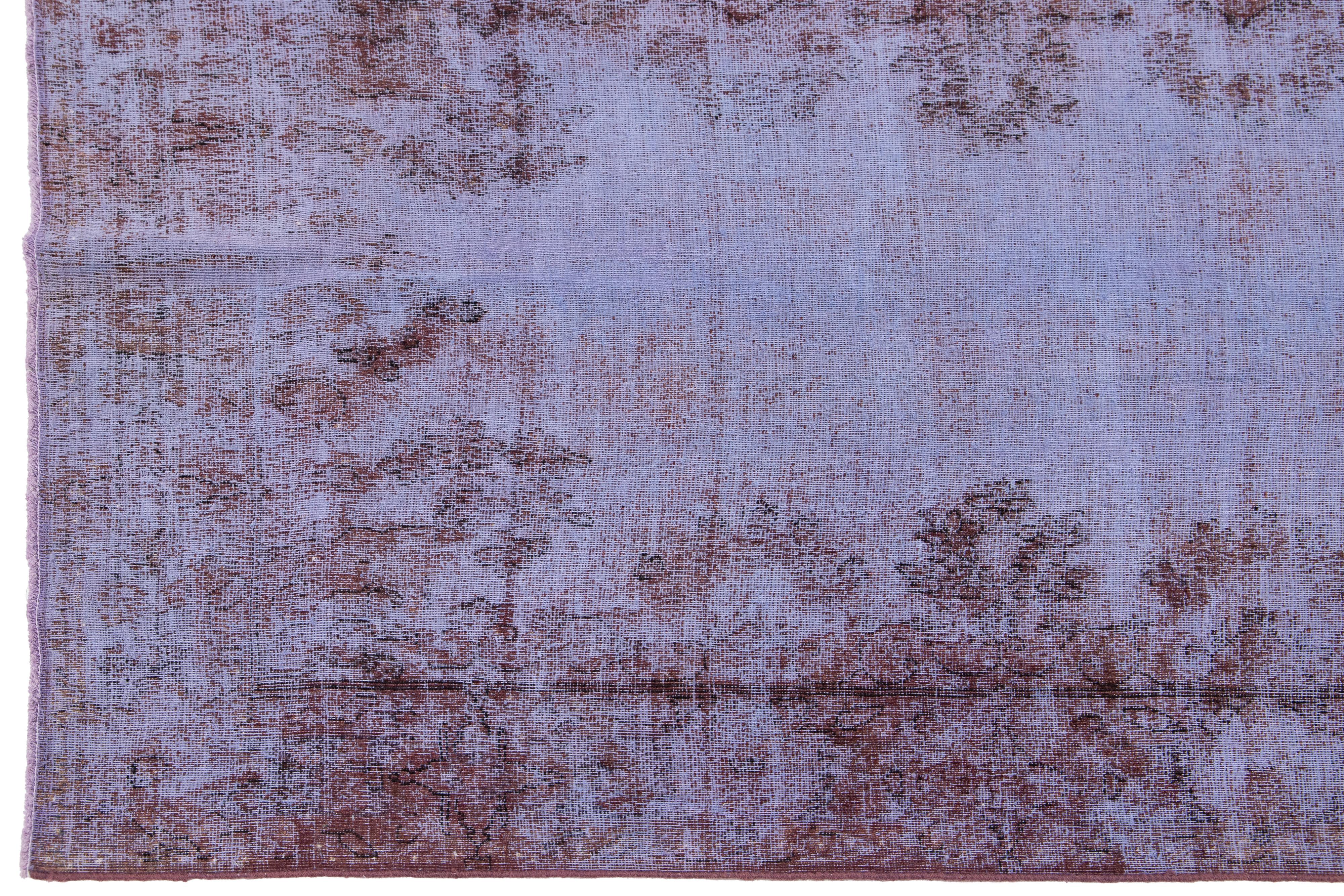 Lila Vintage Distressed Persischer Wollteppich im Used-Look mit Blumenmuster im Zustand „Starke Gebrauchsspuren“ im Angebot in Norwalk, CT