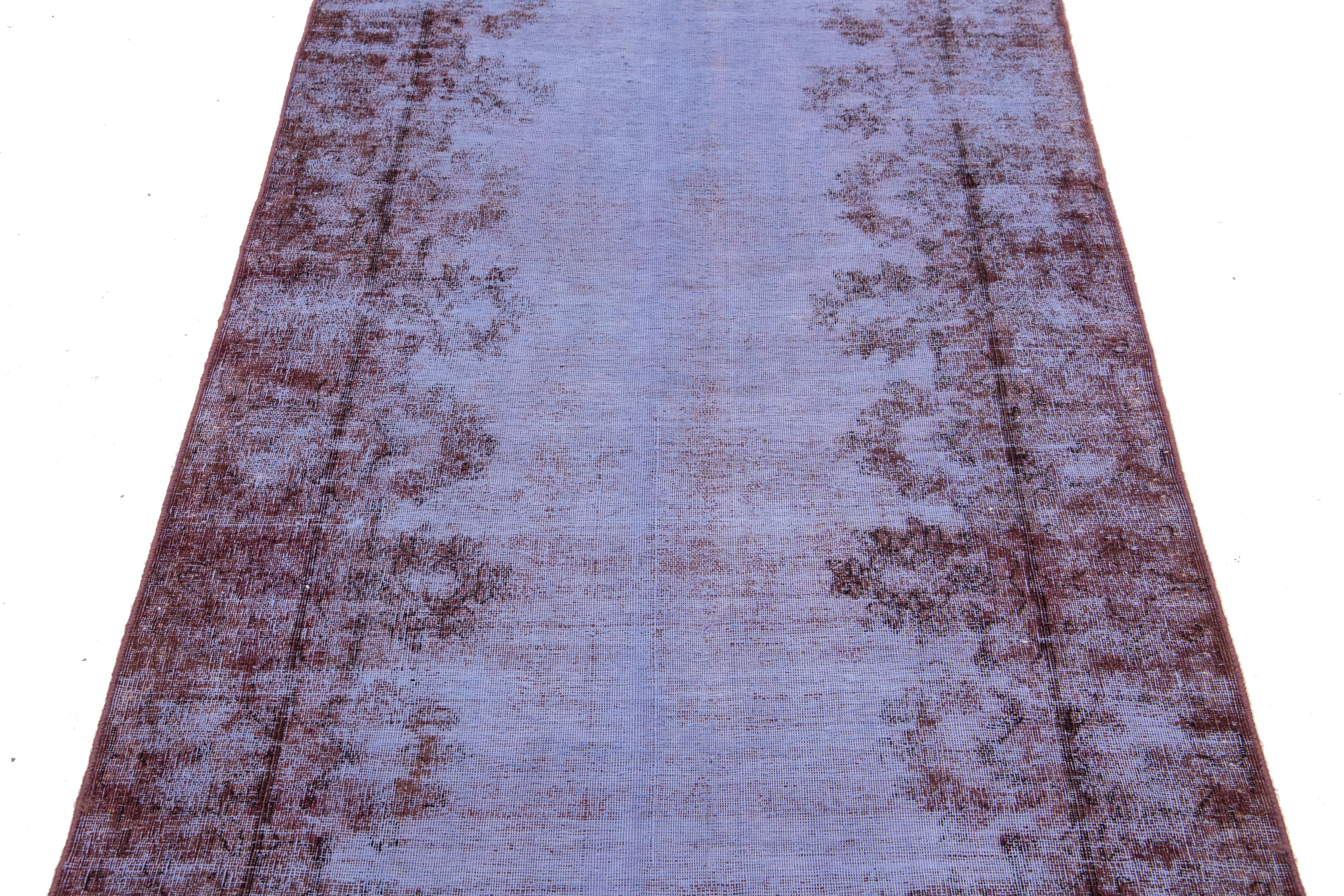 Lila Vintage Distressed Persischer Wollteppich im Used-Look mit Blumenmuster (Wolle) im Angebot
