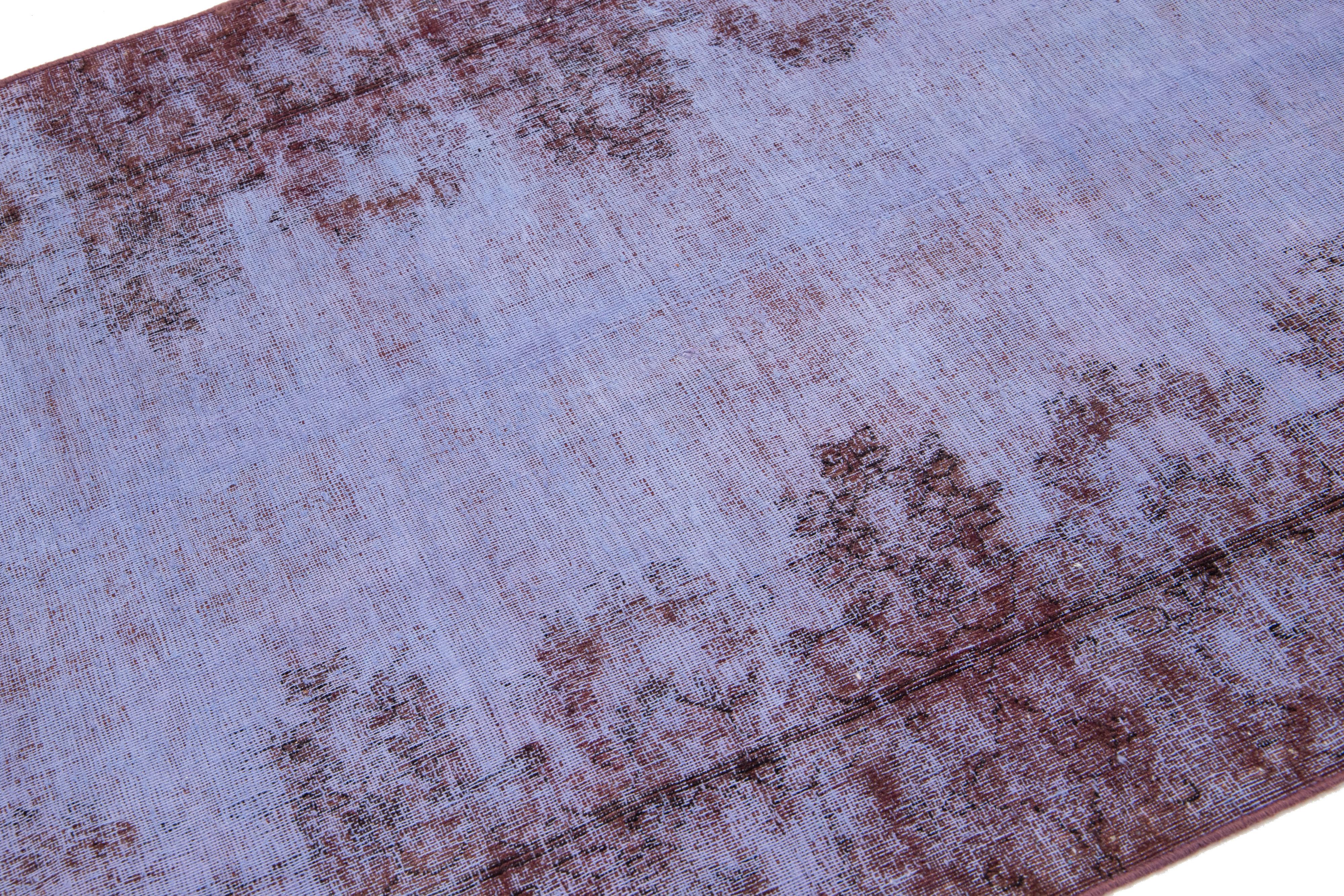 Lila Vintage Distressed Persischer Wollteppich im Used-Look mit Blumenmuster im Angebot 2