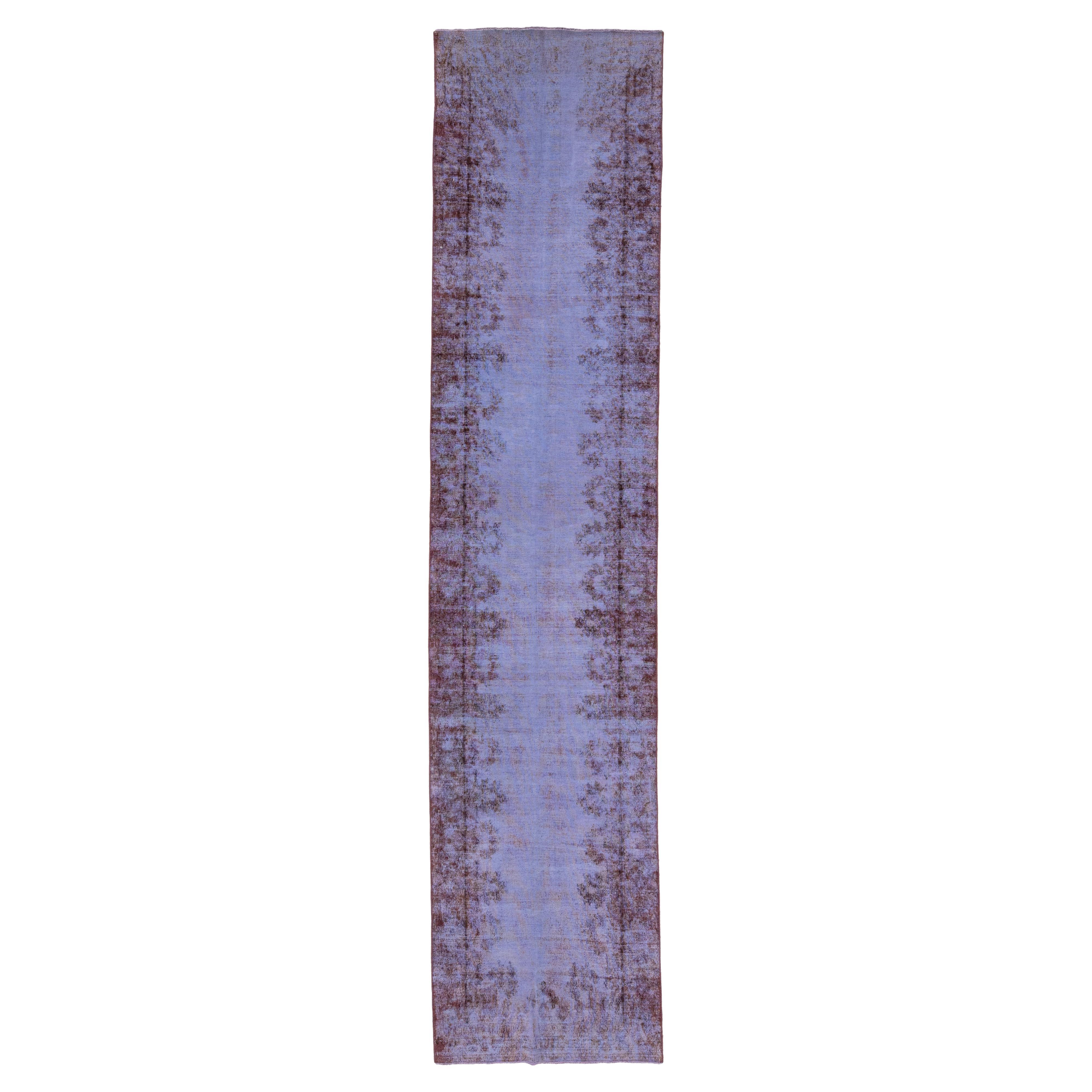 Tappeto in lana persiana vintage con disegni floreali, viola e rovinati