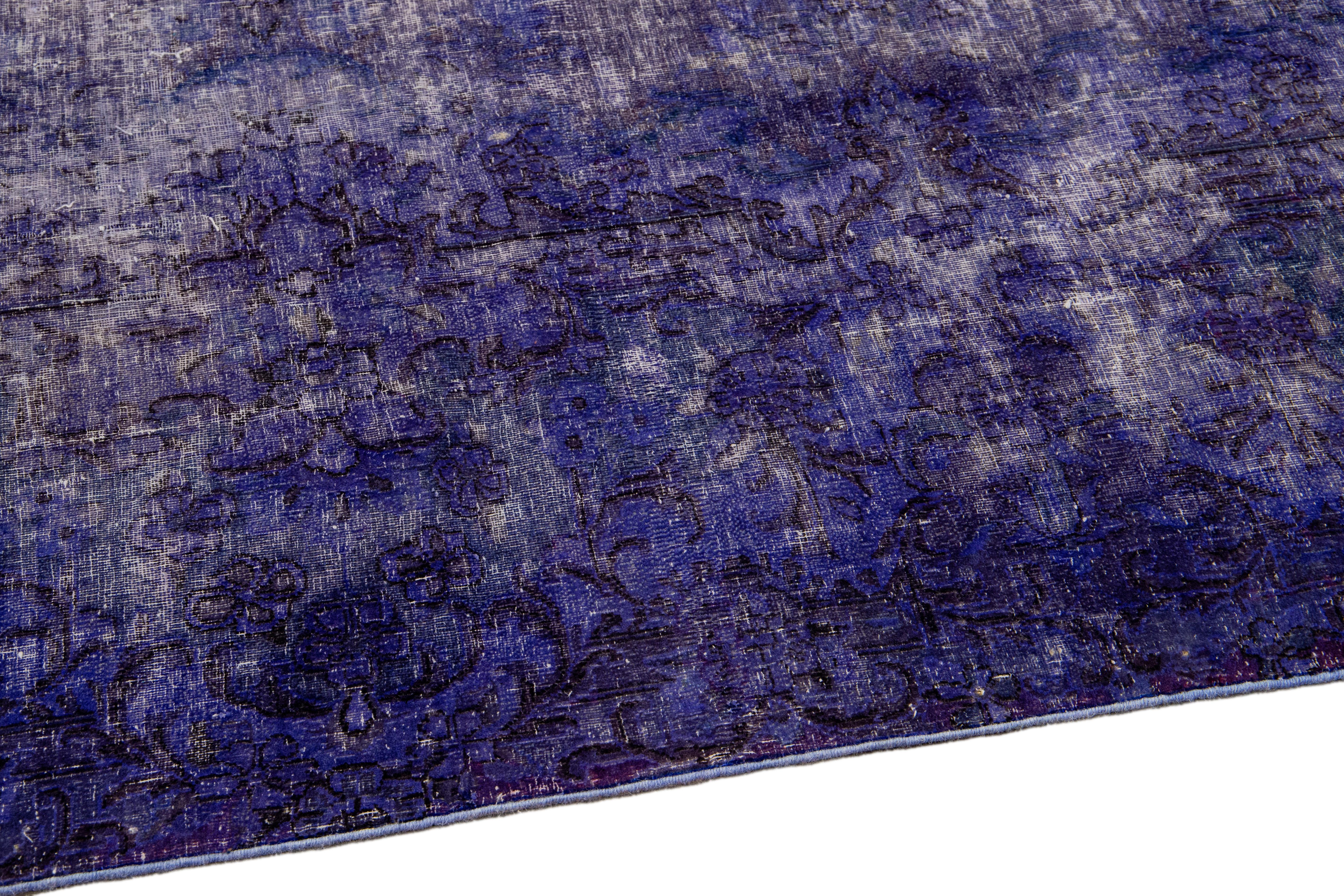 Tapis en laine vintage violet surdimensionné, fait à la main, avec motif de médaillon, surdimensionné Abîmé - En vente à Norwalk, CT
