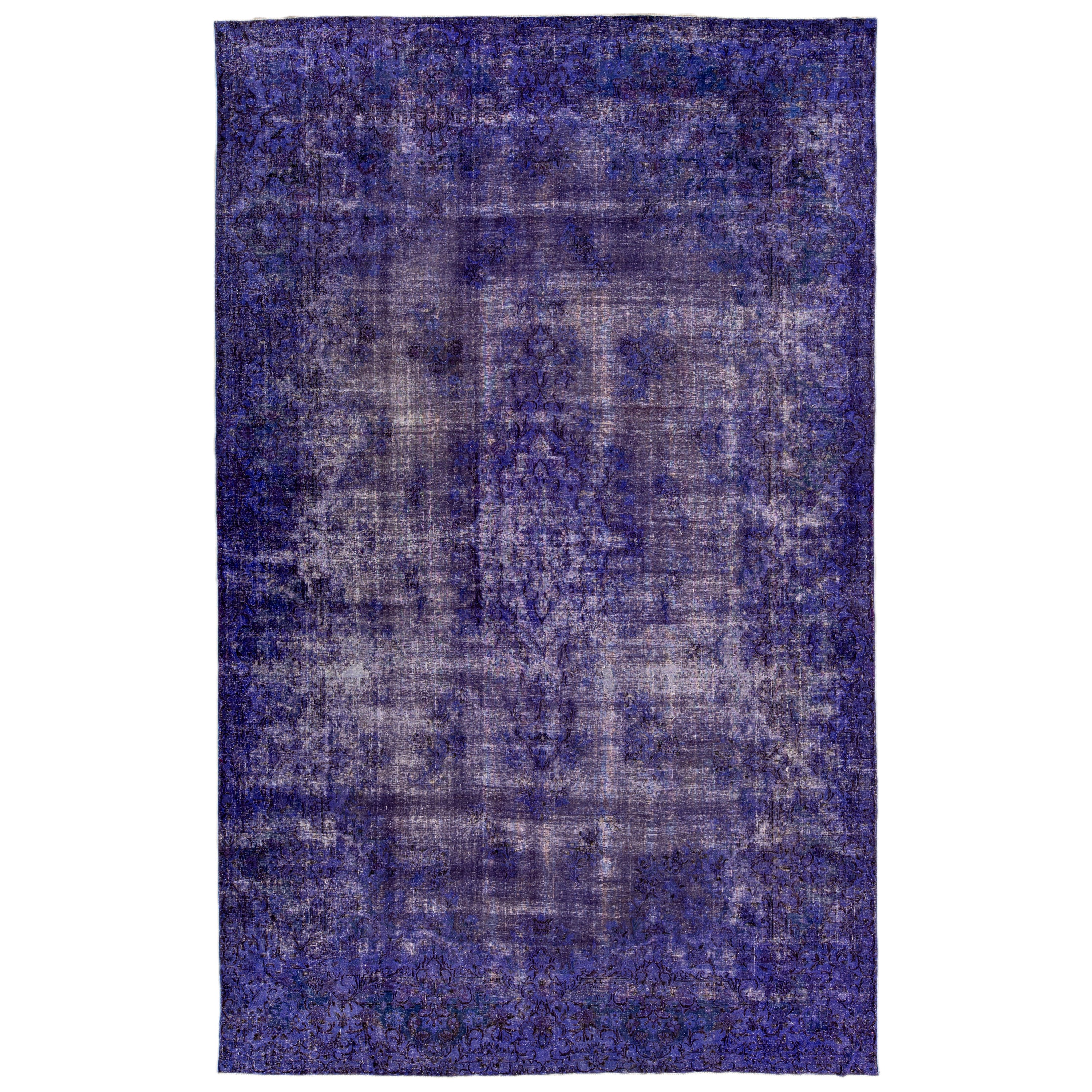 Tappeto in lana oversize viola vintage sovratinto a mano con motivo a medaglione