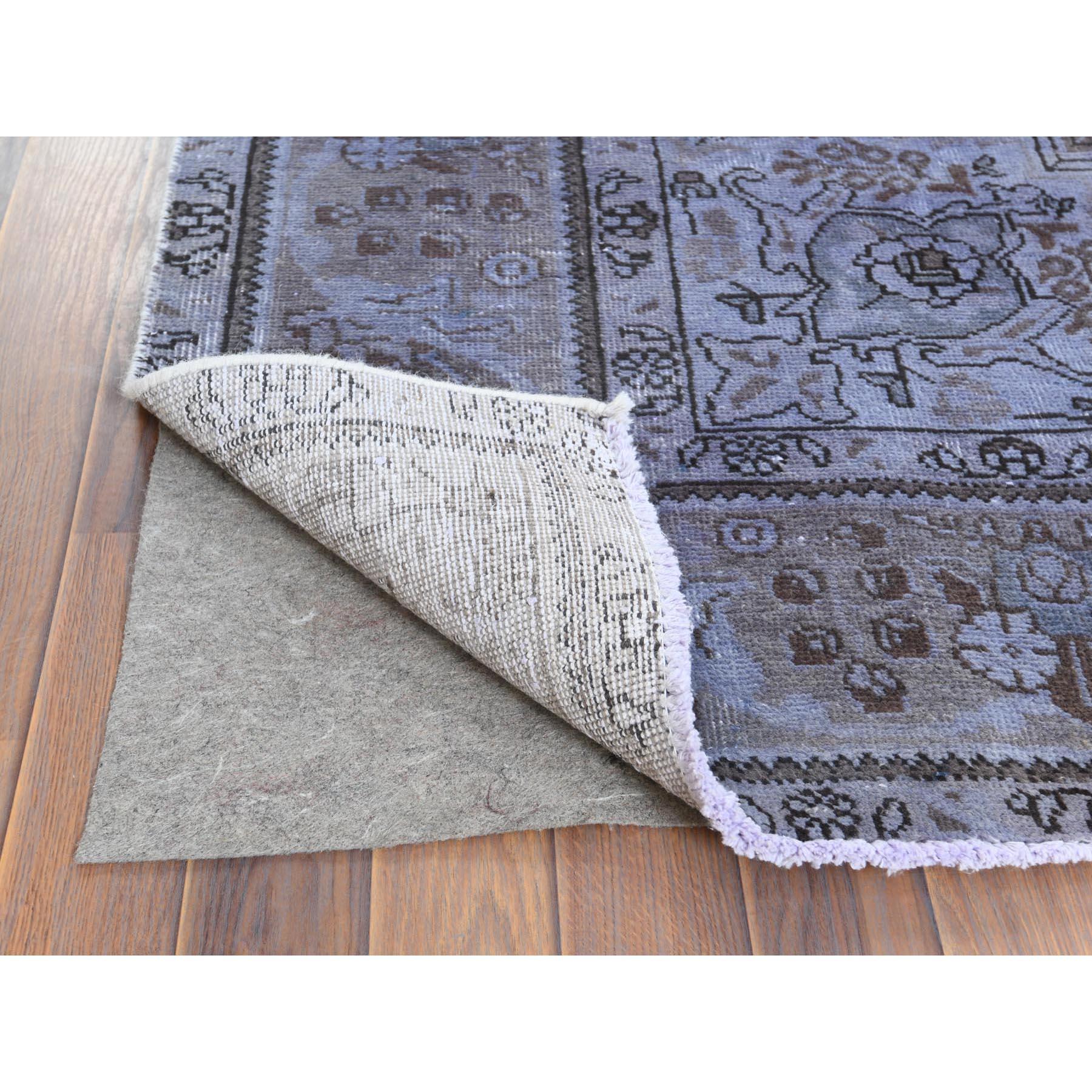 Handgeknüpfter Vintage Overdyed Persian Tabriz Teppich aus getragener Wolle in Violett im Used-Look (Mitte des 20. Jahrhunderts) im Angebot