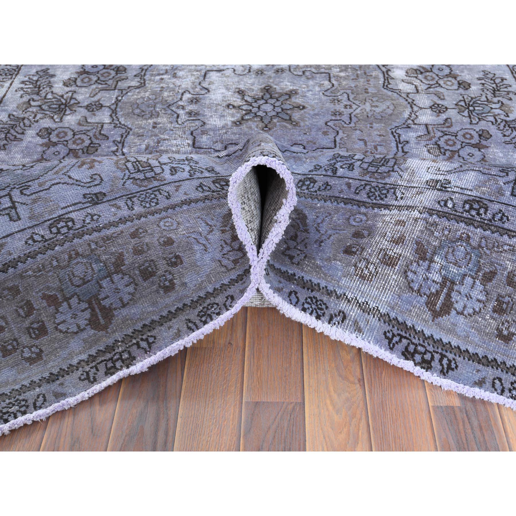 Handgeknüpfter Vintage Overdyed Persian Tabriz Teppich aus getragener Wolle in Violett im Used-Look im Angebot 1