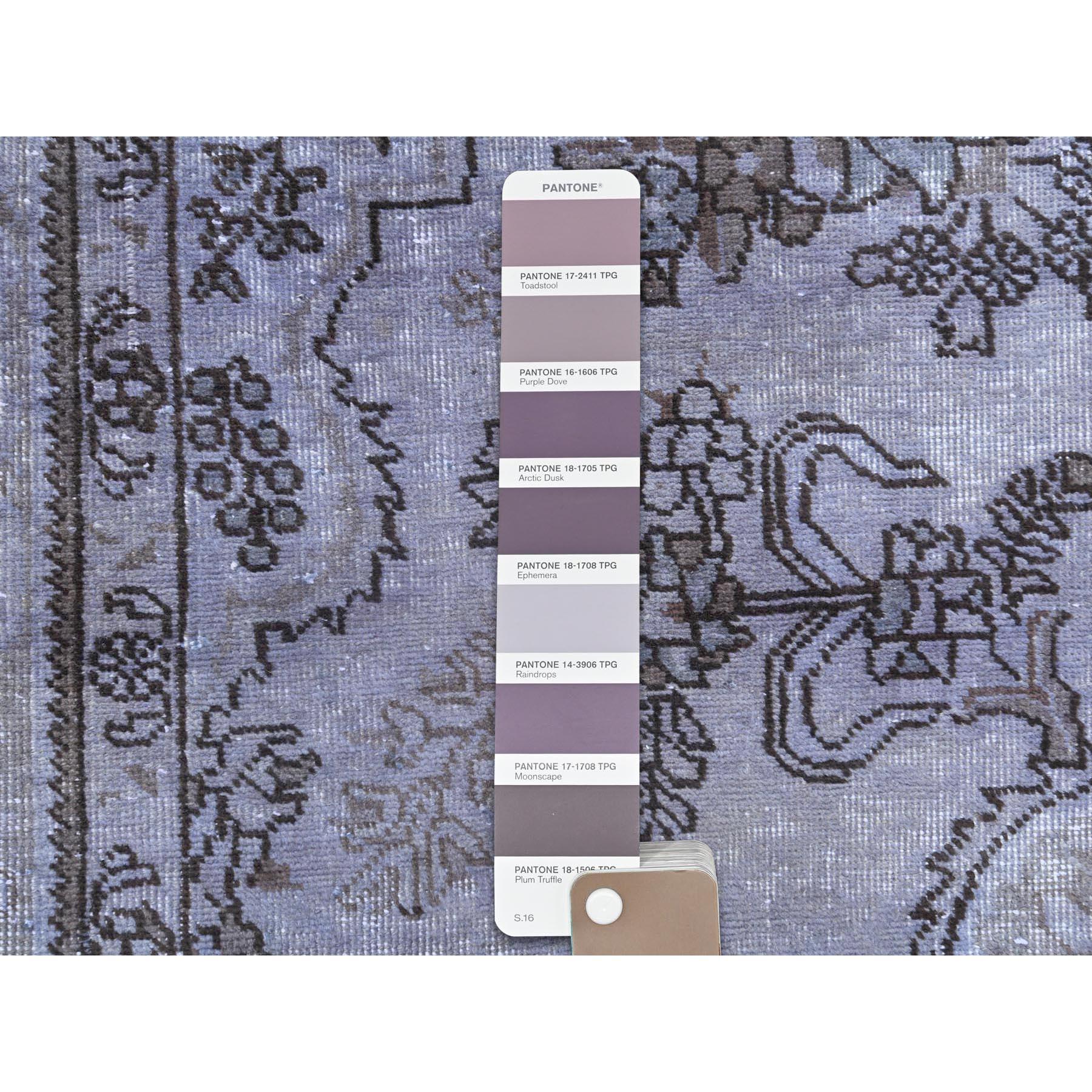 Handgeknüpfter Vintage Overdyed Persian Tabriz Teppich aus getragener Wolle in Violett im Used-Look im Angebot 3