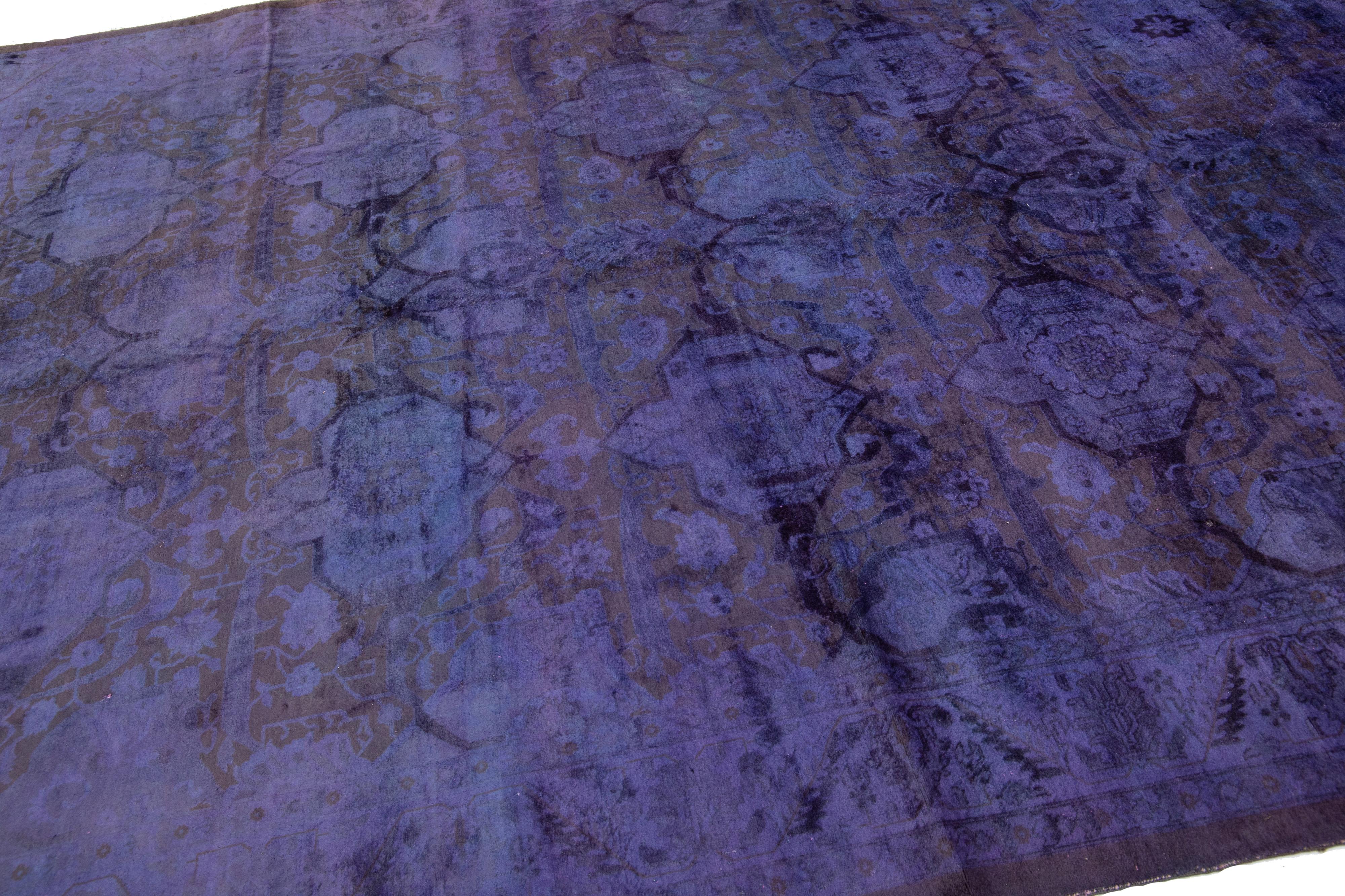 Islamique Tapis persan surteint en laine fait à la main, de couleur mauve, avec motif Allover en vente
