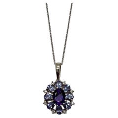 Halskette mit Anhänger aus 14 Karat Weißgold mit lila, violettem Amethyst und blauem Saphir und blauem Saphir
