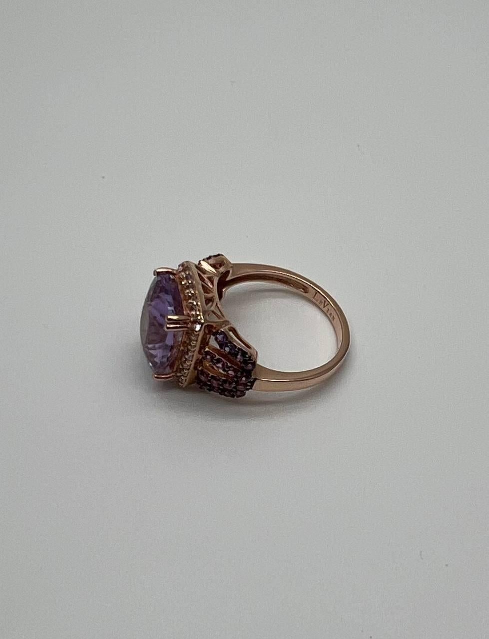 Anillo de oro rosa de 14 quilates con gota de amatista violeta púrpura y halo de diamantes en venta 10