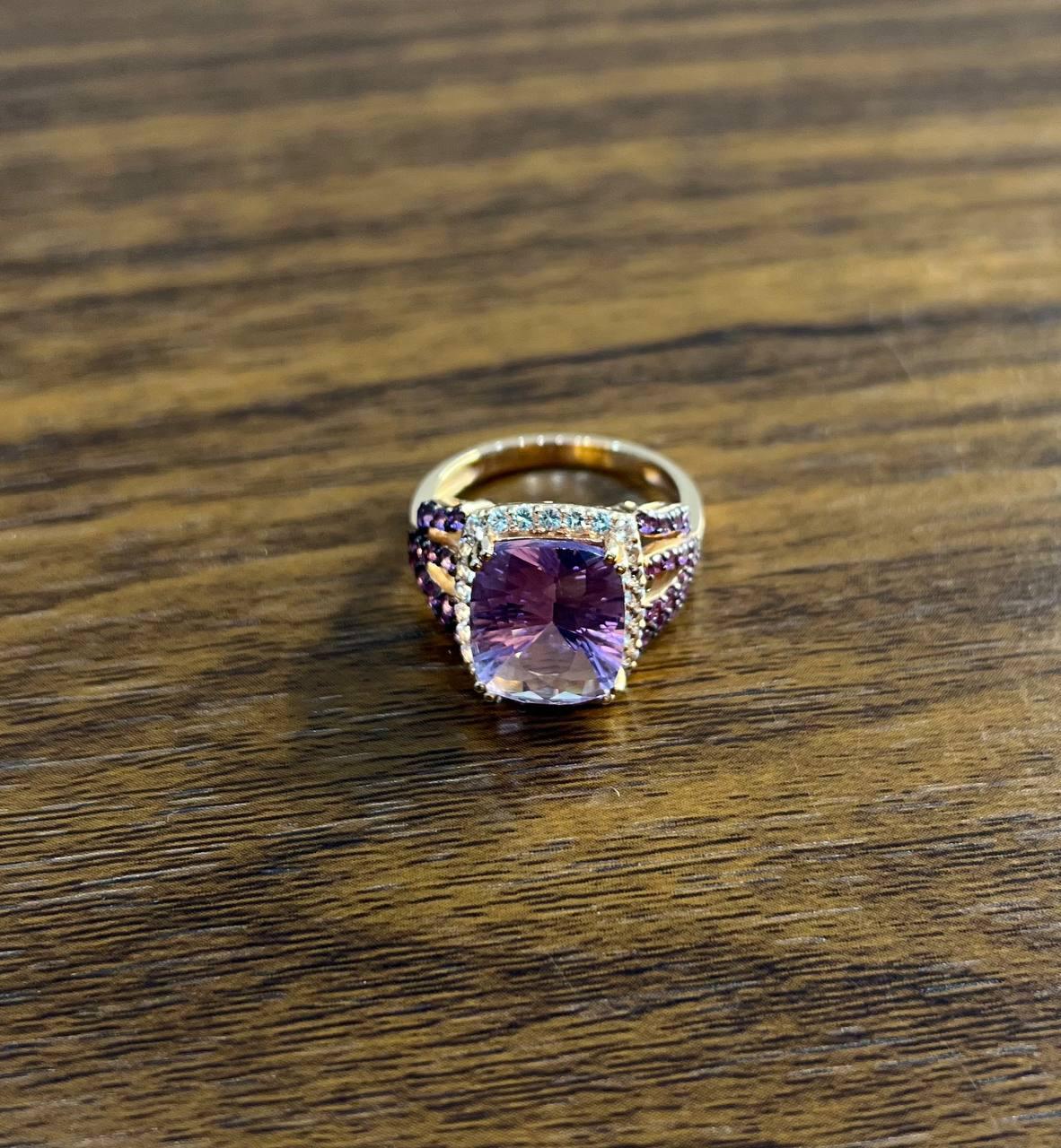 Anillo de oro rosa de 14 quilates con gota de amatista violeta púrpura y halo de diamantes Corte cojín en venta