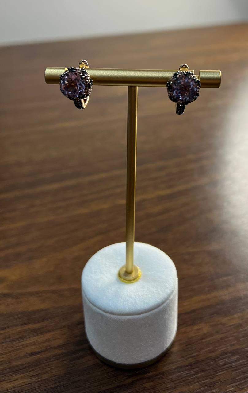 Featuring round-cut purple amethysts, these earrings captivate with their vibrant hue.

Crafted in 14k rose gold, they reflect a timeless sophistication.