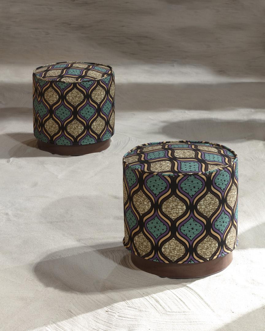 Postmoderne Pouf Mara Masai de Purple Waves par Lorenza Bozzoli en vente