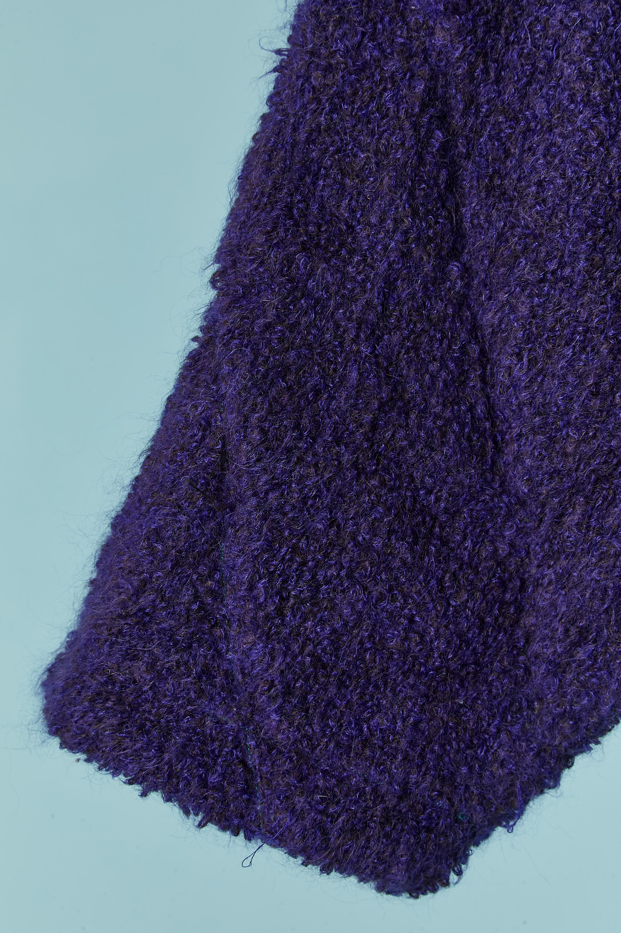 Purple wool bouclette double breasted lightly quilted coat. 2 button closure on the top ( one inside, one outside) Scarf in the same fabric attached on the top back of the coat. 
SIZE L 