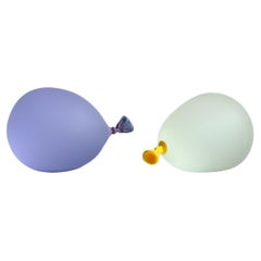 Sculptures de ballons d'eau en verre violet et jaune de Dylan Martinez