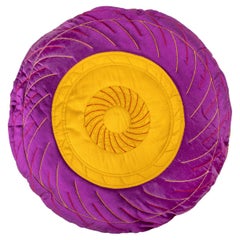 Coussin en soie de Bethan Laura Wood, fabrication artisanale, pourpre, jaune et saumon, SWIRL