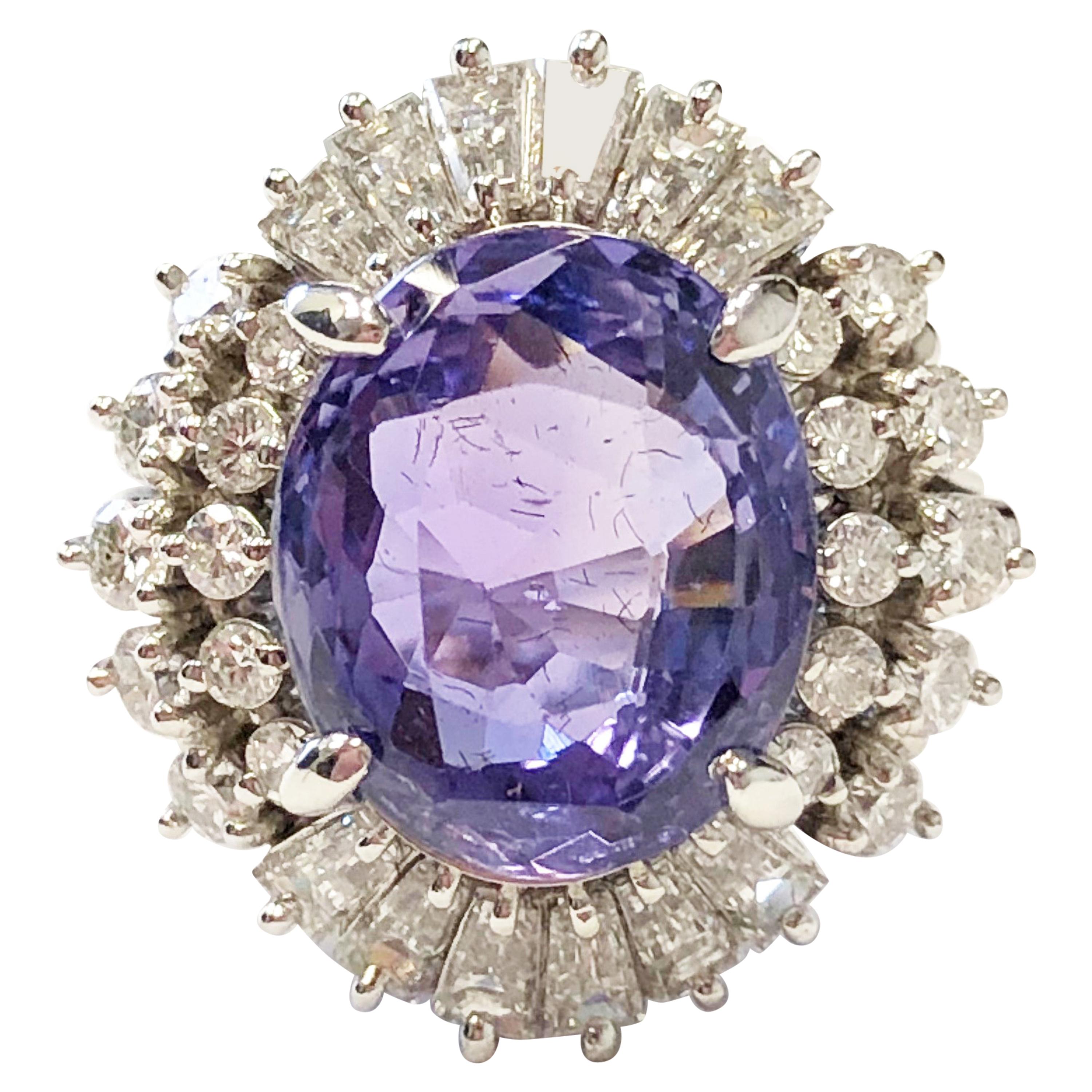 Anillo de cóctel de zafiro azul violáceo ovalado y diamante blanco en platino