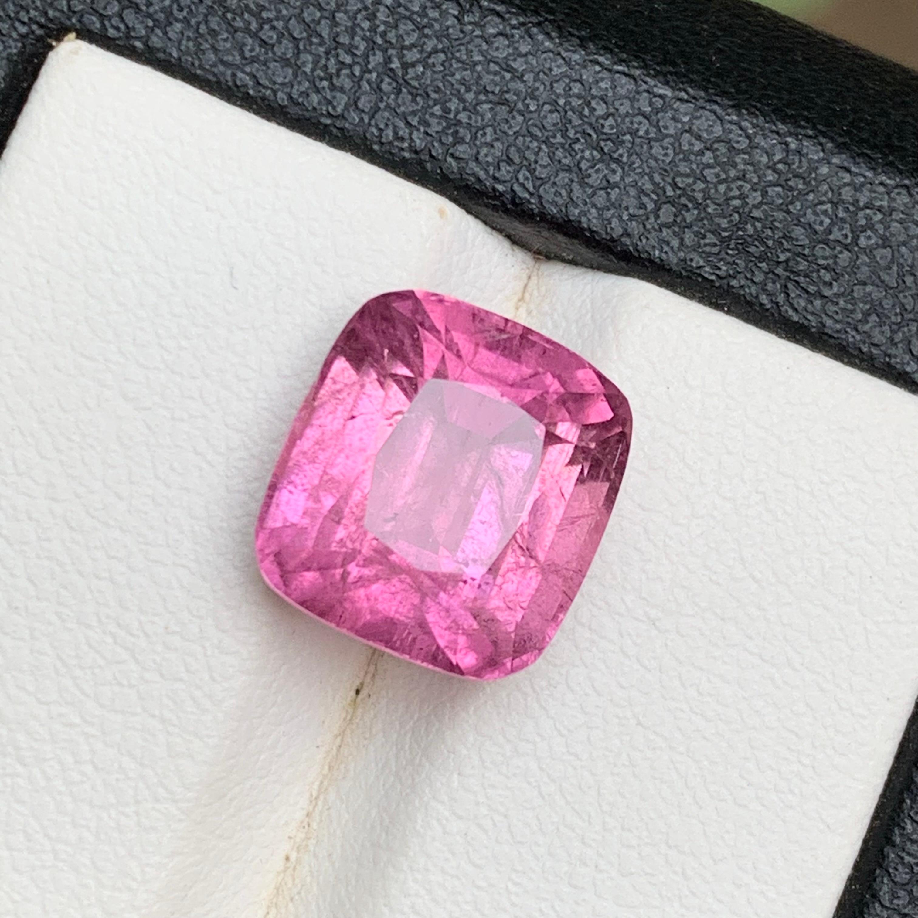 Purpurrosa Natürlicher Turmalin Loser Edelstein für Ring, Halskettenanhänger, Armband oder jede andere Schmuckfassung - Kissenschliff!!!

💎 EDELSTEINART: Turmalin
⚖️ GEWICHT: 8,10 Karat
🪚 FORM & SCHNITT: Kissenschliff
📏 GRÖSSE (MM): 11,67 x 10,81
