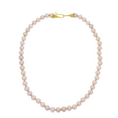 Collier de perles violacées avec fermoir en or jaune