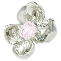 Spilla scultorea Magnolia in oro bianco a diciotto carati con diamante rosa violaceo