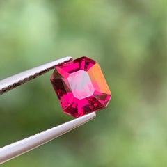 Naturbelassener Rhodolith-Granat in Purpurrosa, 3,21 Karat, Smaragdschliff, loser Edelstein