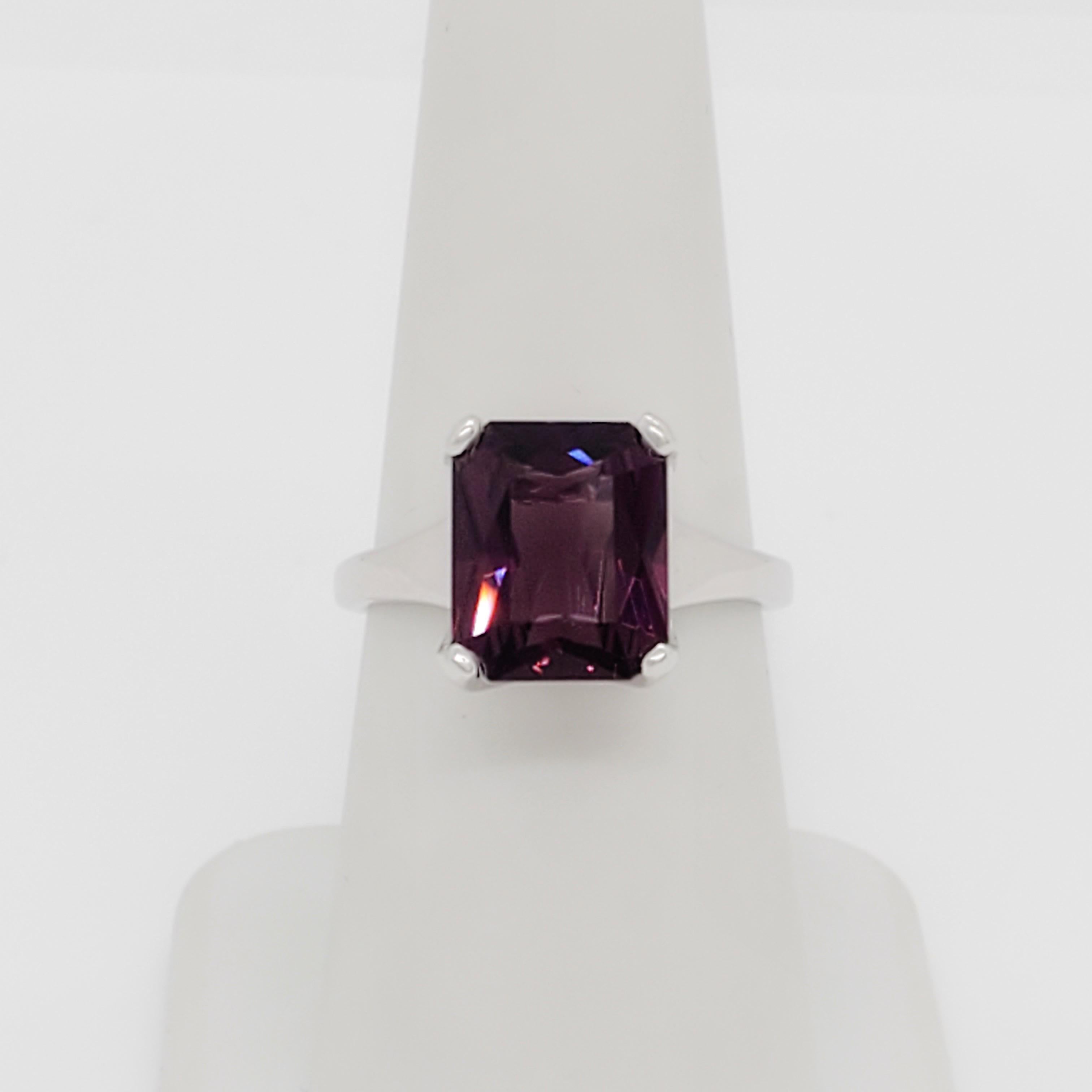 Purplish Pink Spinel Solitaire Ring in 18k White Gold In New Condition For Sale In Los Angeles, CA