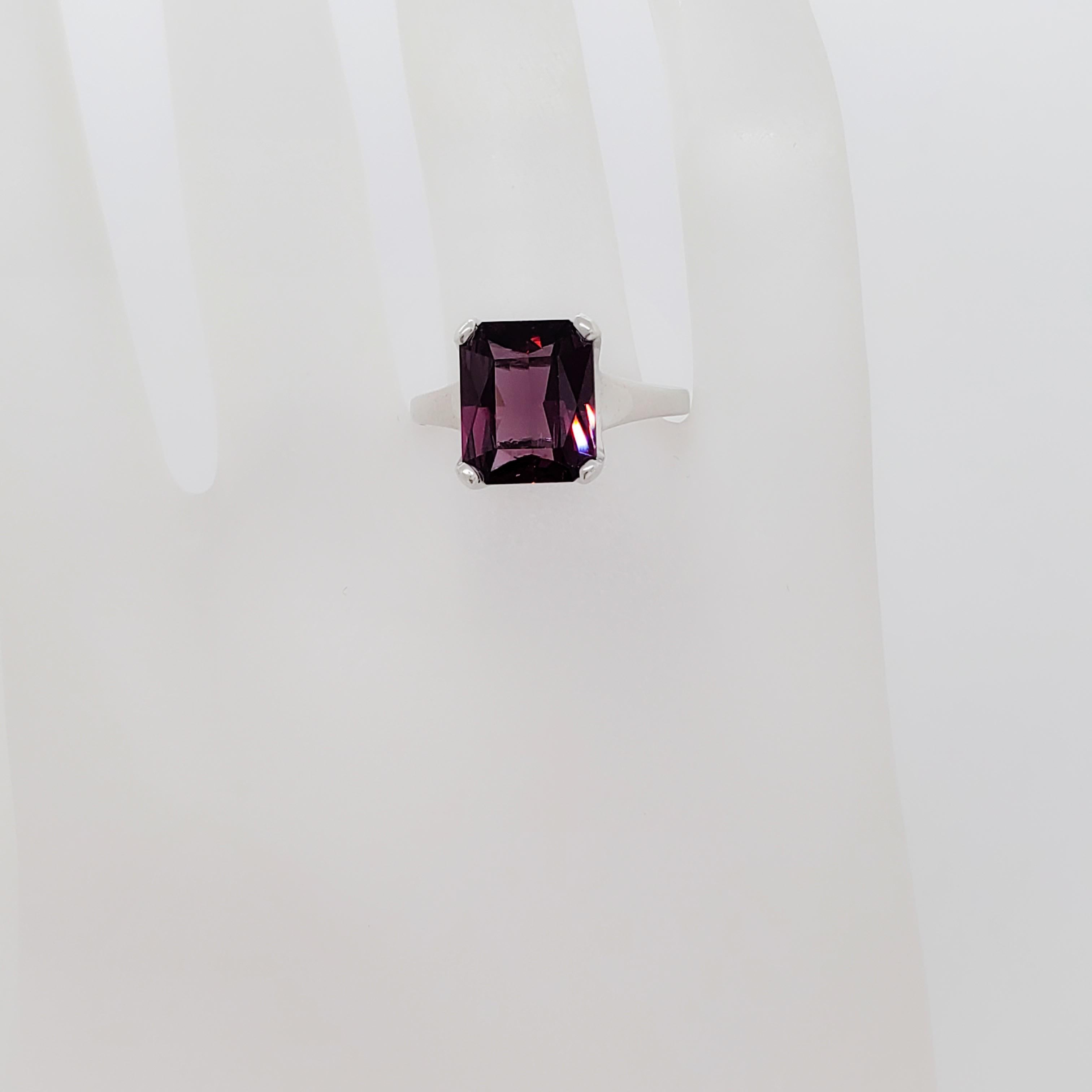 Women's or Men's Purplish Pink Spinel Solitaire Ring in 18k White Gold For Sale