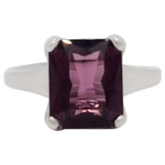 Anello solitario con spinello rosa violaceo in oro bianco 18 carati