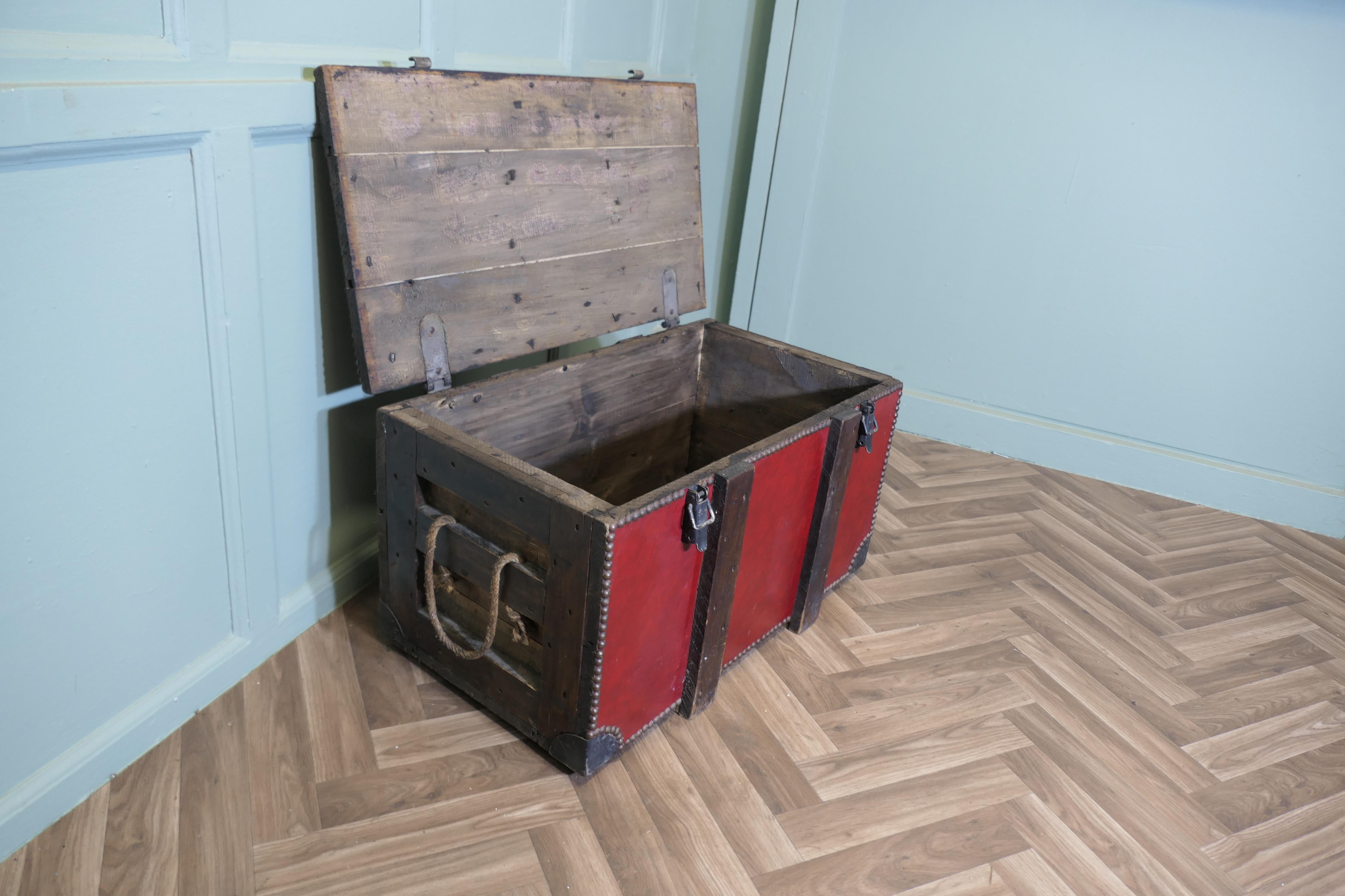 Purpose Made Leather Travel Trunk Strong Box In Good Condition For Sale In Godshill, Isle of Wight