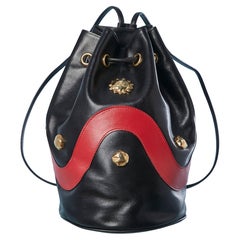 Handtasche aus rotem und schwarzem Leder mit goldenem Metall-Cabochon von Christian Lacroix