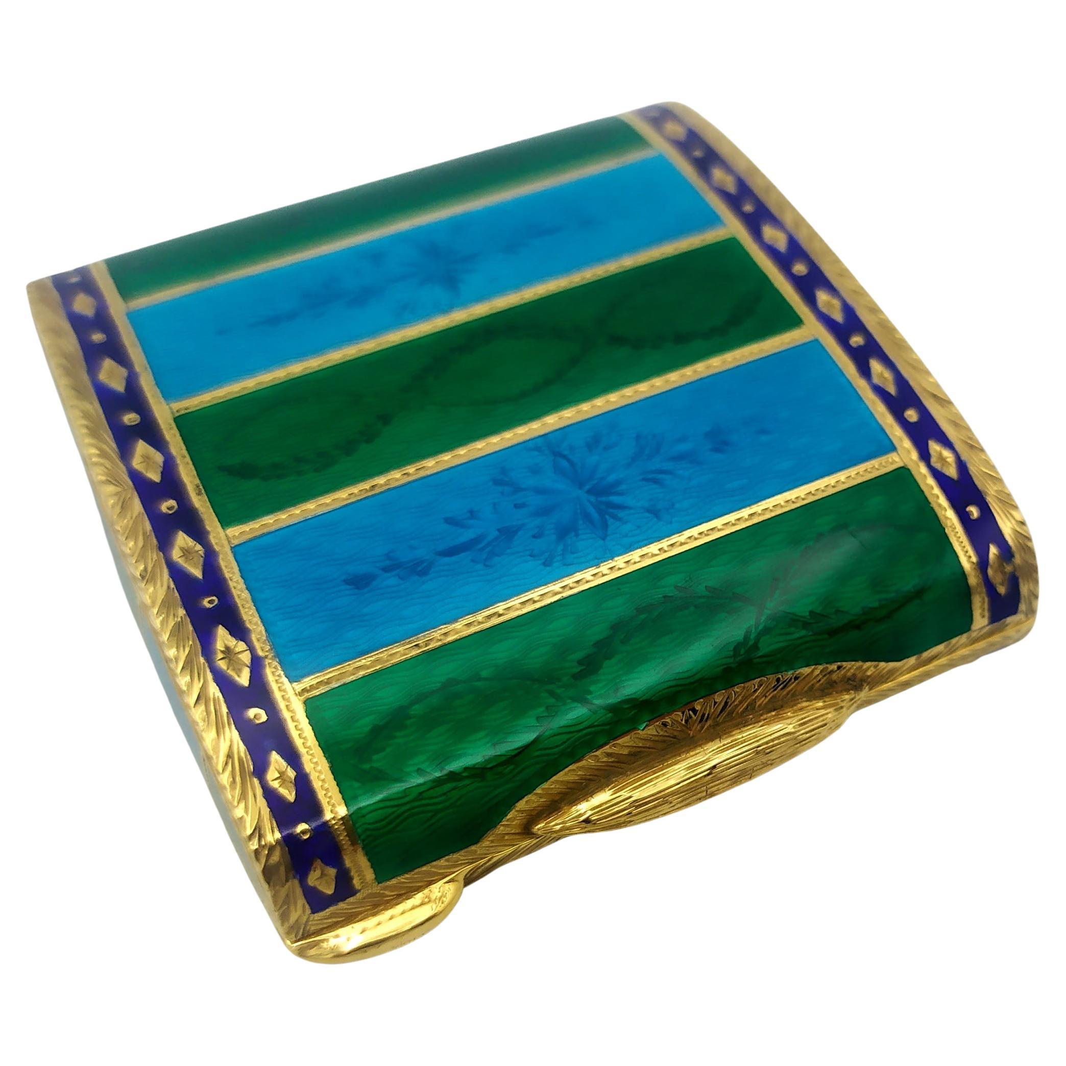 Portacipria quadrato a sezione ovale in argento 925/1000 placcato oro con smalto traslucido a righe bicolore su guilloché e motivi incisi a mano su tutti i lati. Stile Impero inglese George V. Specchio a terra e rete interna. Cerniera 