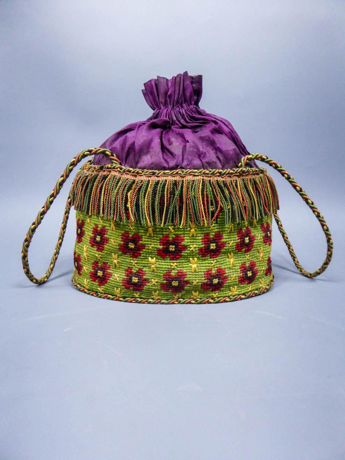 Purse Reticule in trimmings, petit point and taffeta - France around 1860 In Good Condition In Toulon, FR