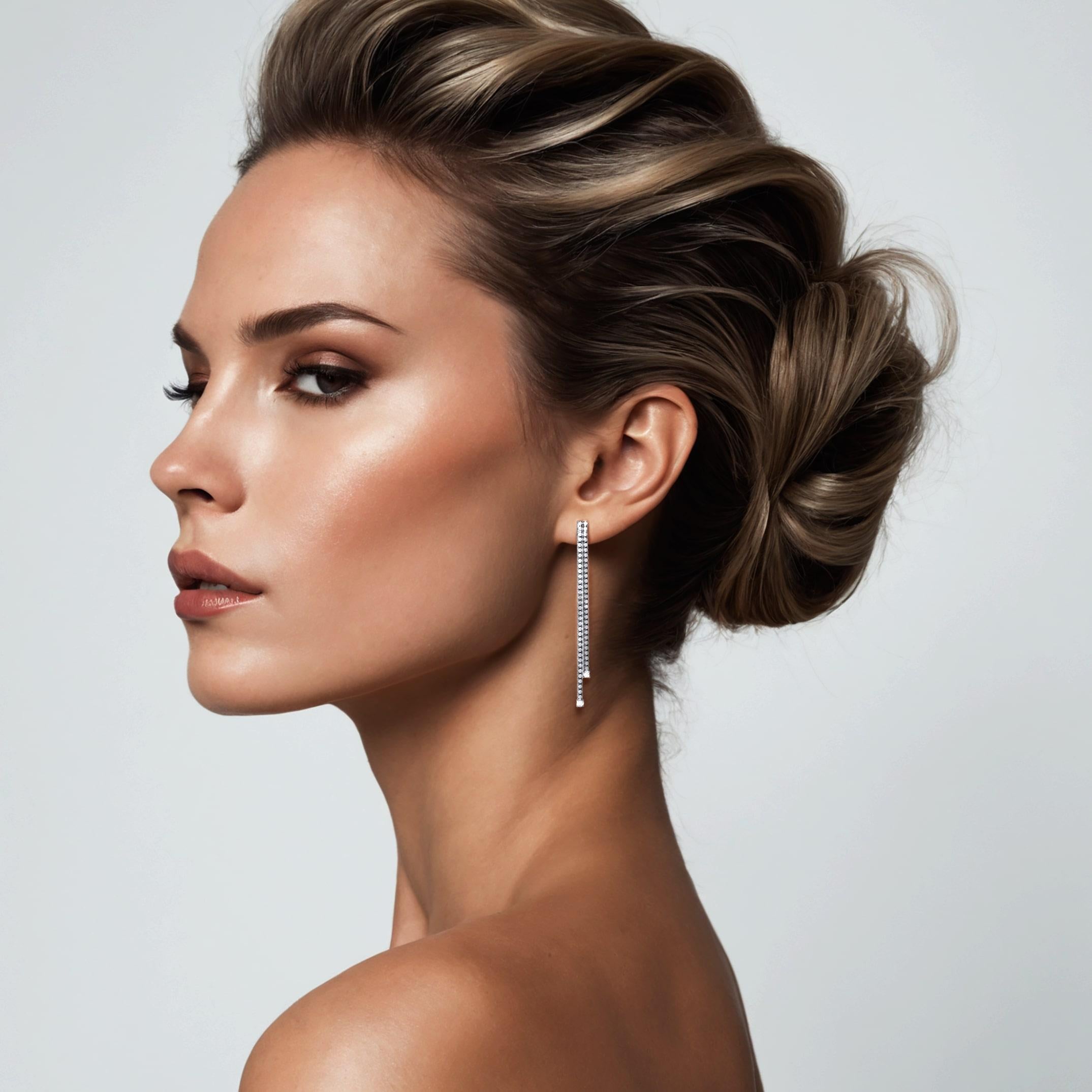Eleganza con questi splendidi orecchini Push Back a doppia fila di diamanti in oro bianco 18 carati. Ogni orecchino è realizzato meticolosamente con diamanti naturali che brillano per chiarezza e colore. Disponibili in oro bianco, giallo e rosa,