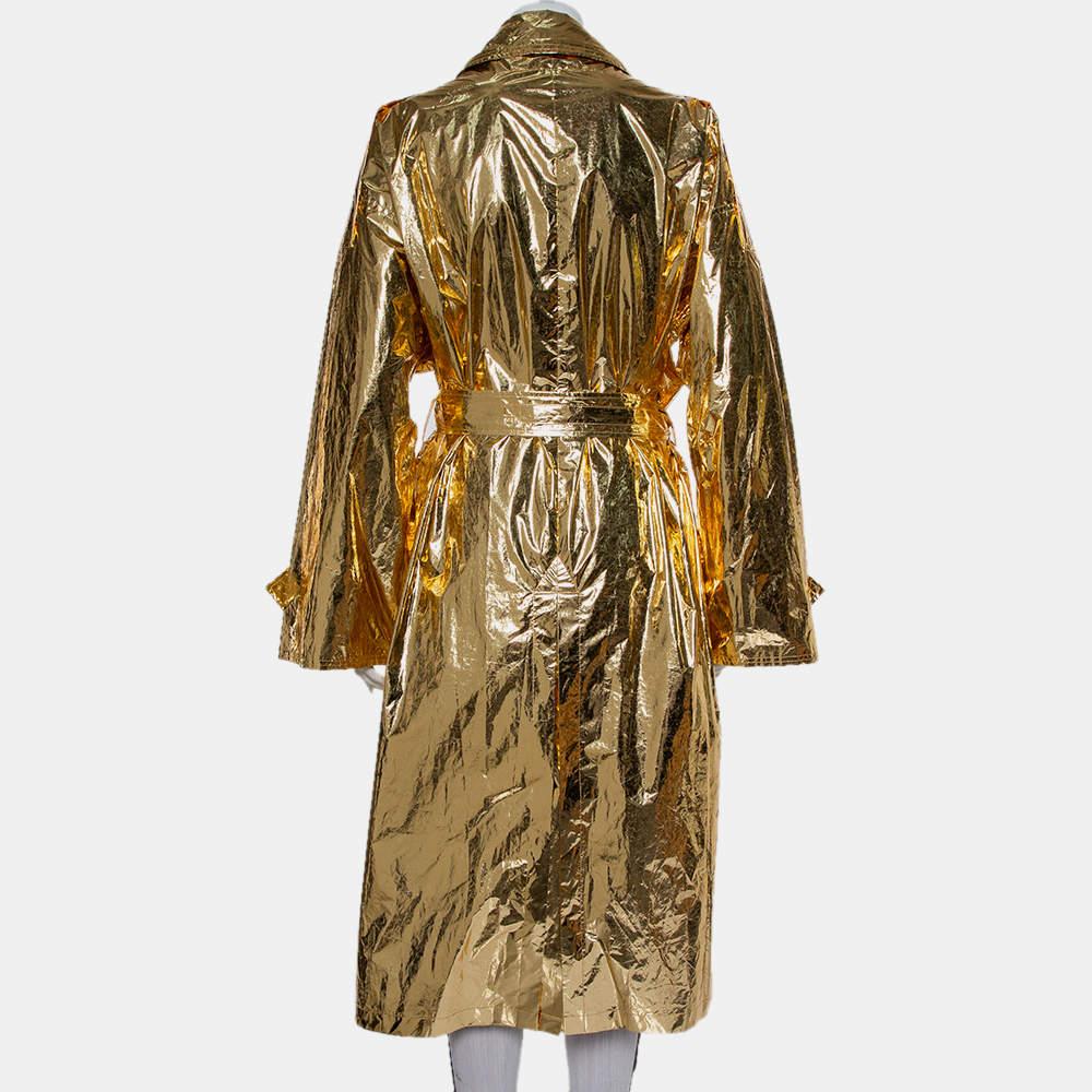A sleek design executed using quality, slick materials is this oversized trench coat by Push Button. It has a crinkled effect all over, a gold hue, long sleeves, and mid-length hemline. This comfortable belted trench coat is going to be a reliable