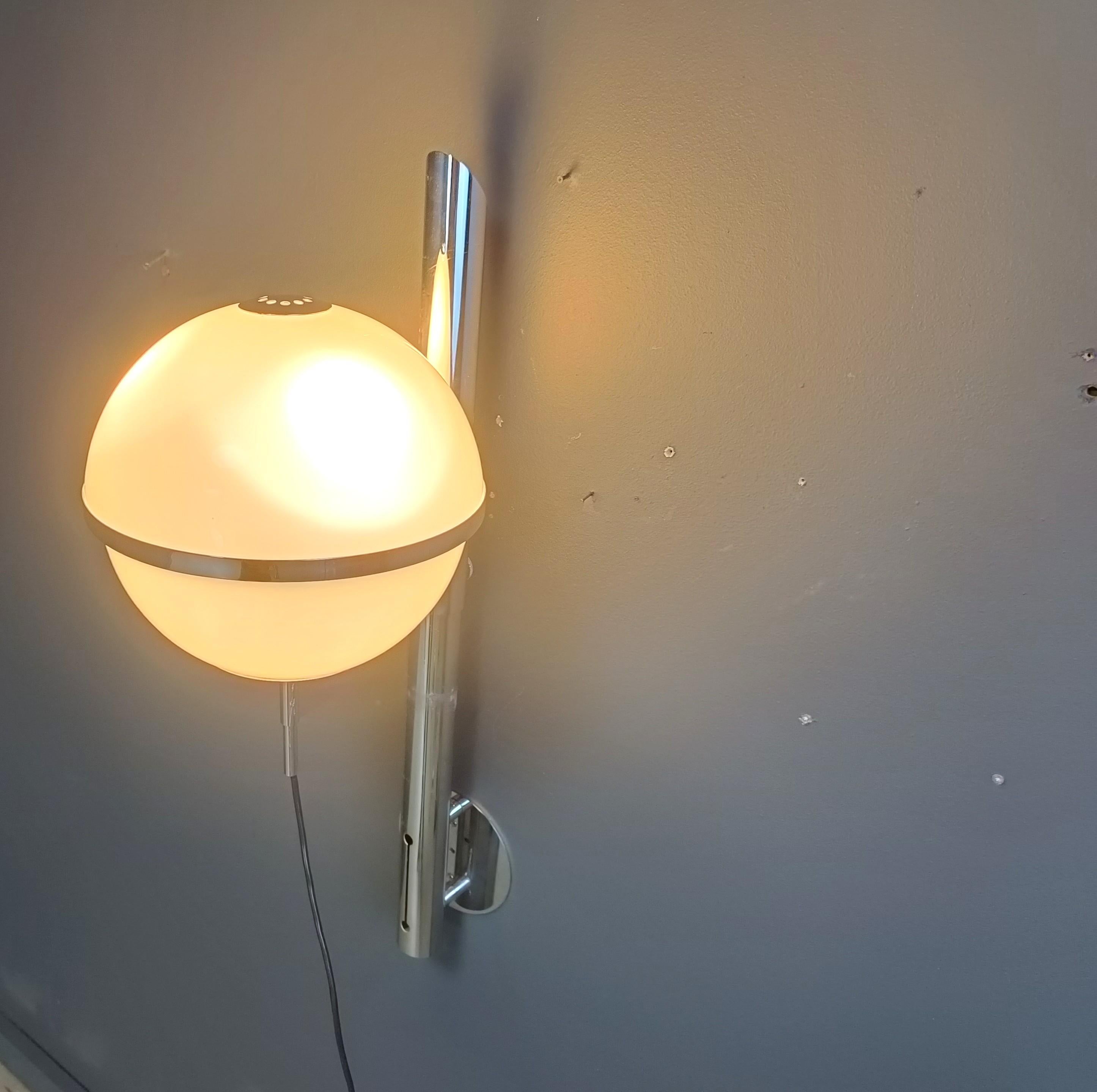 
Rarísima Lámpara de pared Pusicona diseñada por Franco Micolitti para Artemide.

De metal cromado y esfera de cristal blanco.

La altura de la pantalla de la lámpara se puede ajustar. 

Años 1960 - Itay

probado y listo para usar. 

Altura: 80
