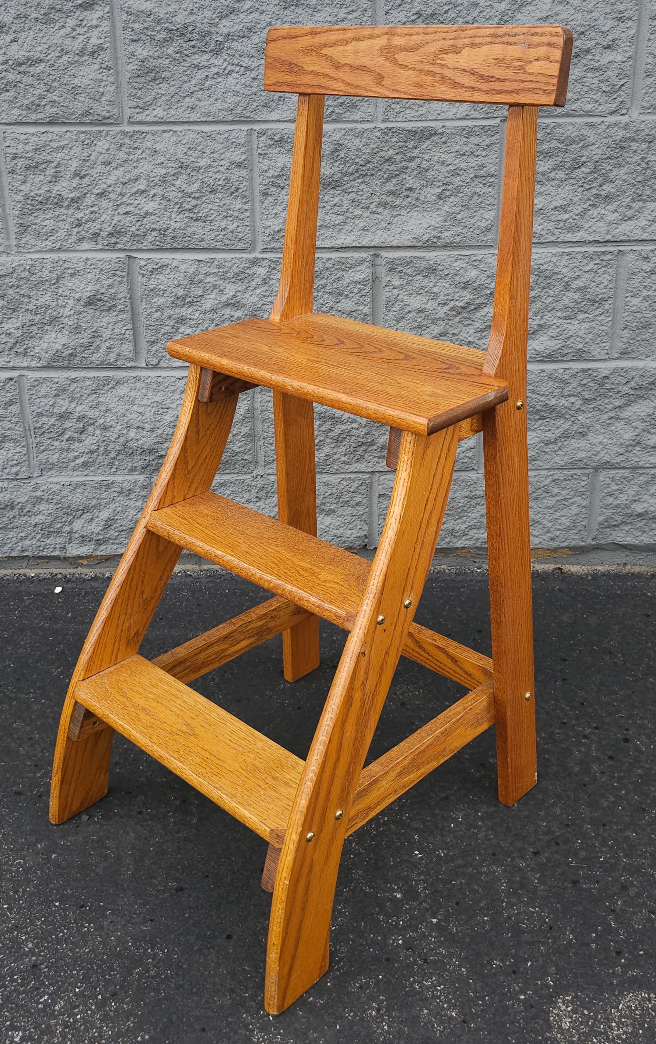 Putnam Rolling Ladder Oak library Steps Ladder In Good Condition For Sale In Germantown, MD