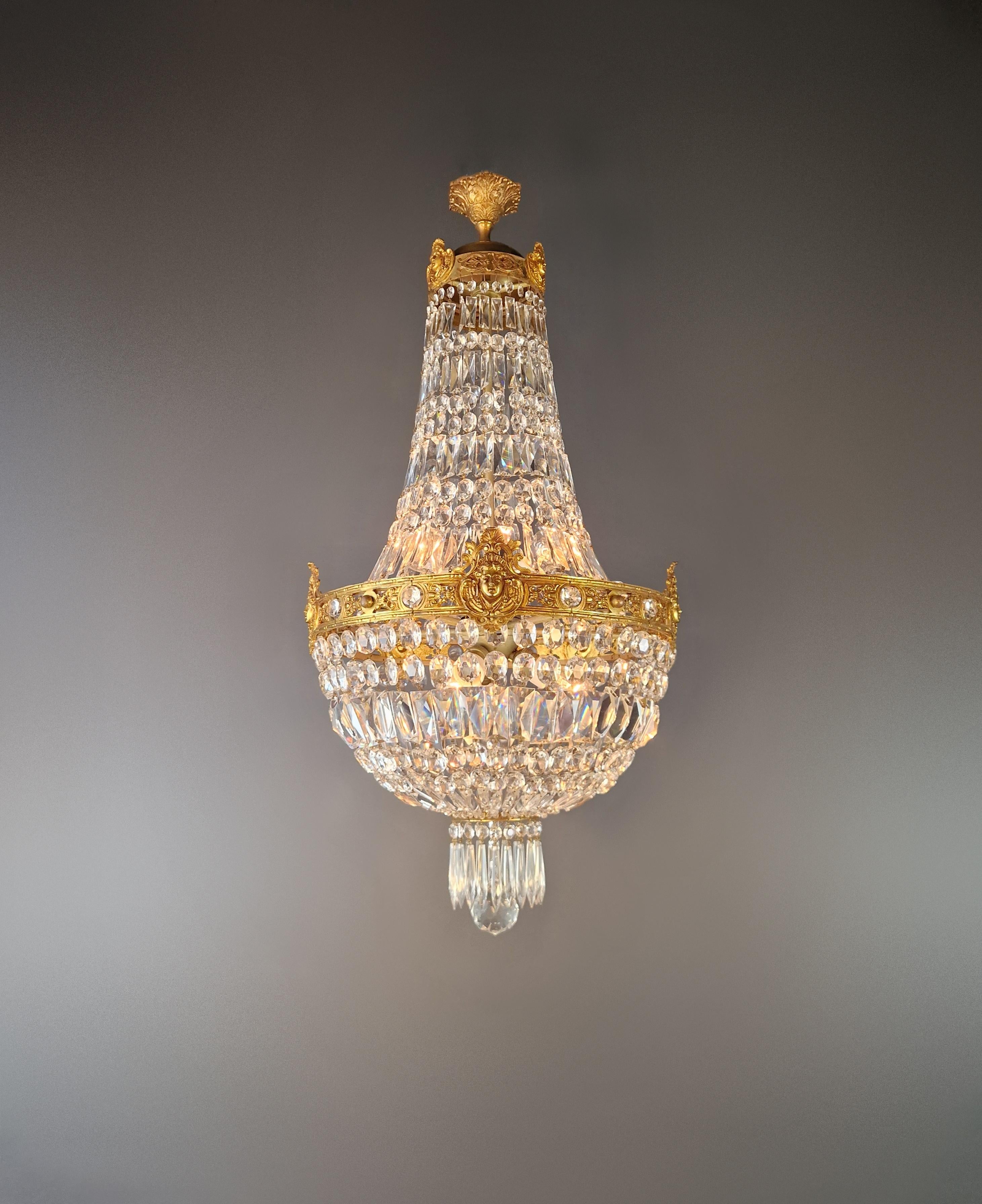 Lampadario in cristallo restaurato - Eleganza artigianale

Stiamo offrendo un lampadario unico, completamente restaurato e in ottime condizioni:
Completamente restaurata, compreso il cablaggio completamente rinnovato
Cristalli annodati a mano,