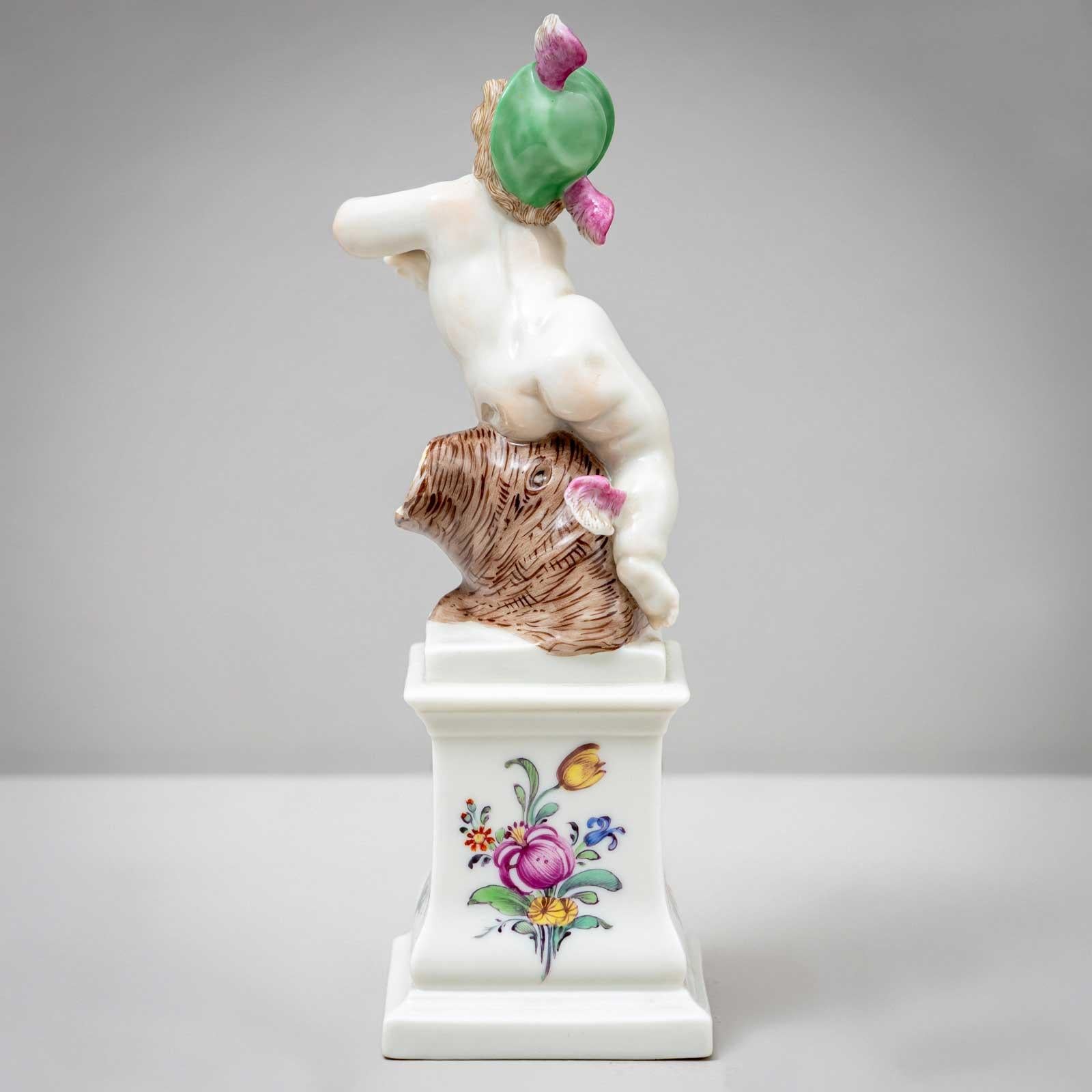 Putti come Diana e Hermes, Nymphenburg Porcelain, primo quarto del XX secolo in vendita 8