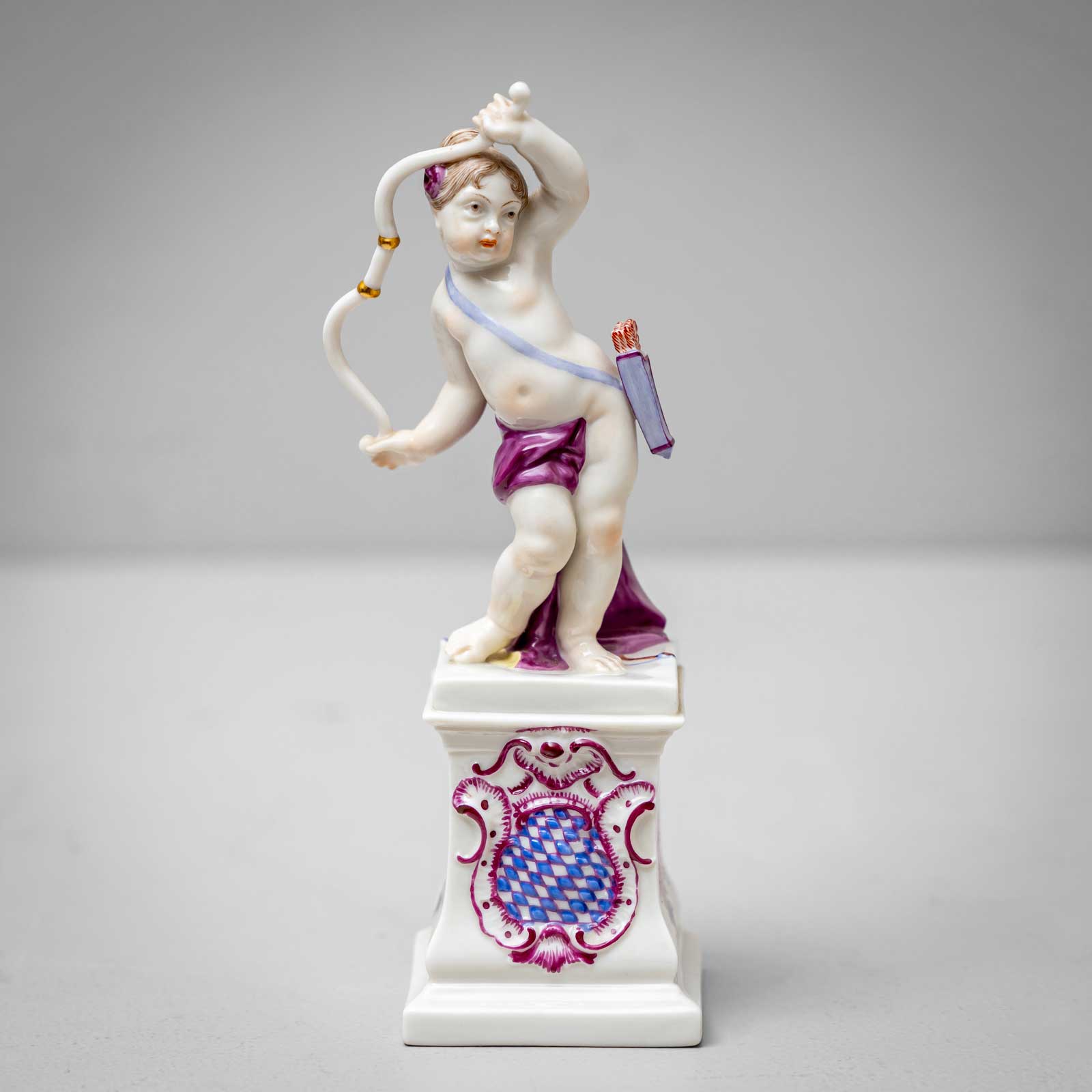 Figure in porcellana dipinte a colori di due putti, uno con gli attributi della dea Diana - un arco e una faretra con frecce - l'altro rappresenta Hermes con un elmo alato che suona il flauto. I putti si trovano su piedistalli con lo stemma della