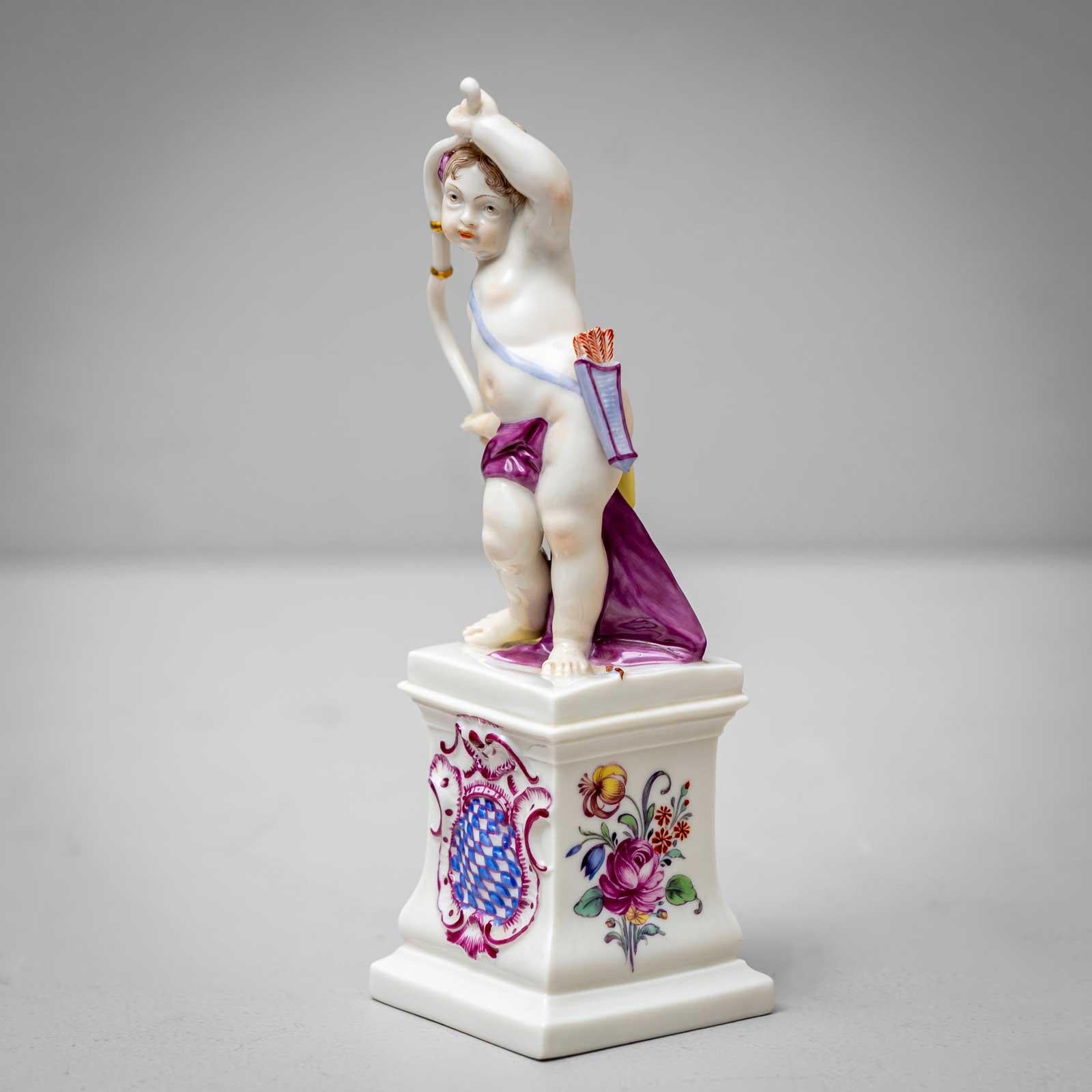 Tedesco Putti come Diana e Hermes, Nymphenburg Porcelain, primo quarto del XX secolo in vendita