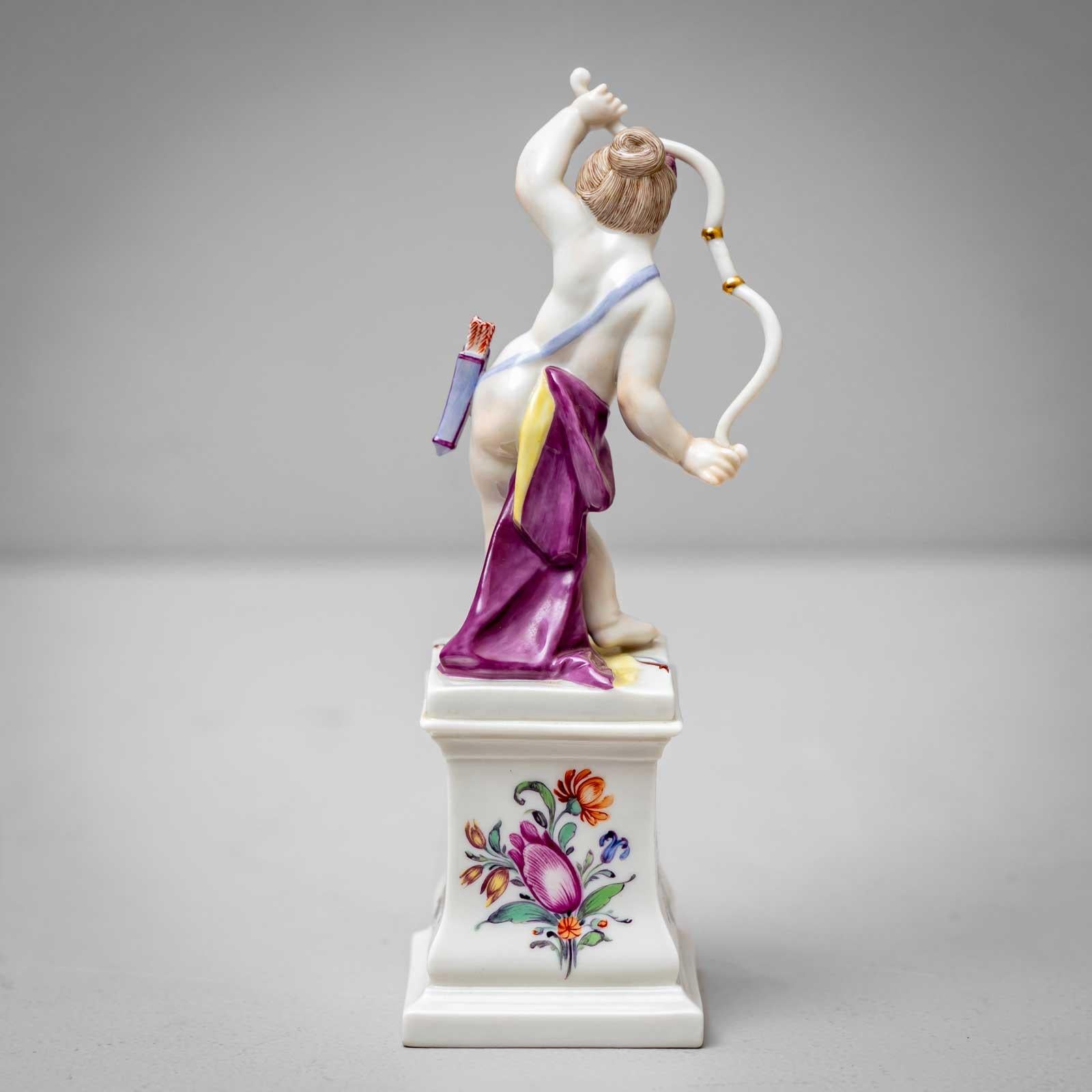 Putti come Diana e Hermes, Nymphenburg Porcelain, primo quarto del XX secolo In condizioni buone in vendita a Greding, DE