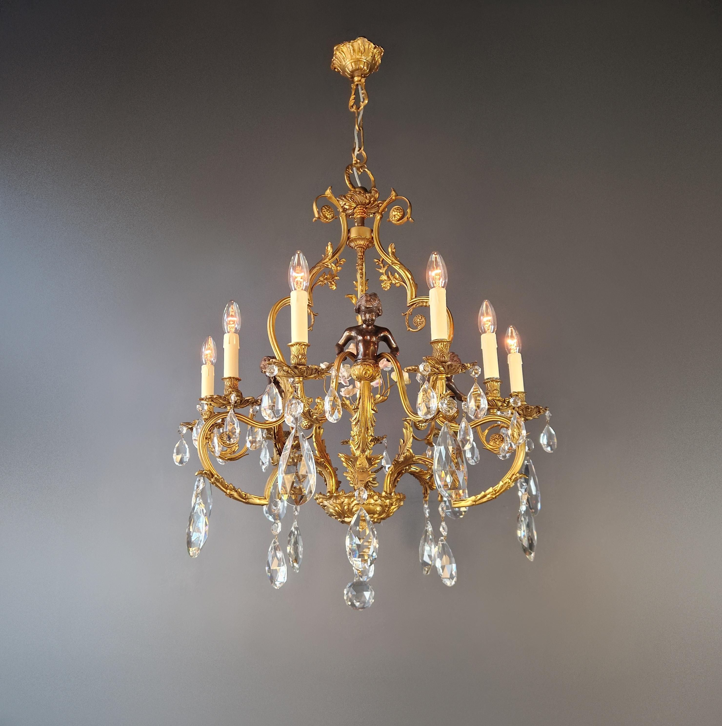 Magnifique lustre en laiton massif restauré avec chérubin et roses en porcelaine peintes à la main - 9 lumières

Véritable chef-d'œuvre du design d'éclairage classique, ce lustre opulent est entièrement fabriqué en laiton massif (environ 18 kg) et