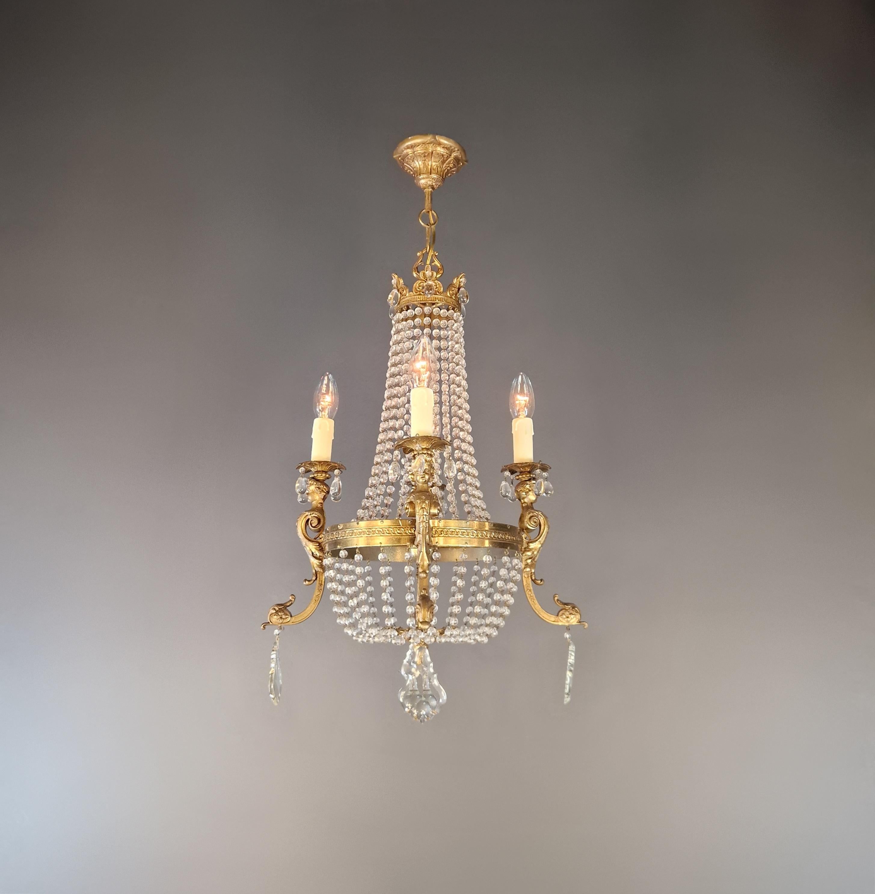 Elegant Chandelier Vintage avec de charmants Putti - Restauré avec amour à Berlin

Ce magnifique lustre est un véritable chef-d'œuvre, alliant une élégance intemporelle à des détails ravissants. Avec ses cristaux complexes, ses figurines de putti